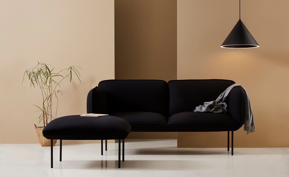Nakki Sofa: Graues 2-Sitzer Sofa von Woud mit Hocker und minimalistischem Design.