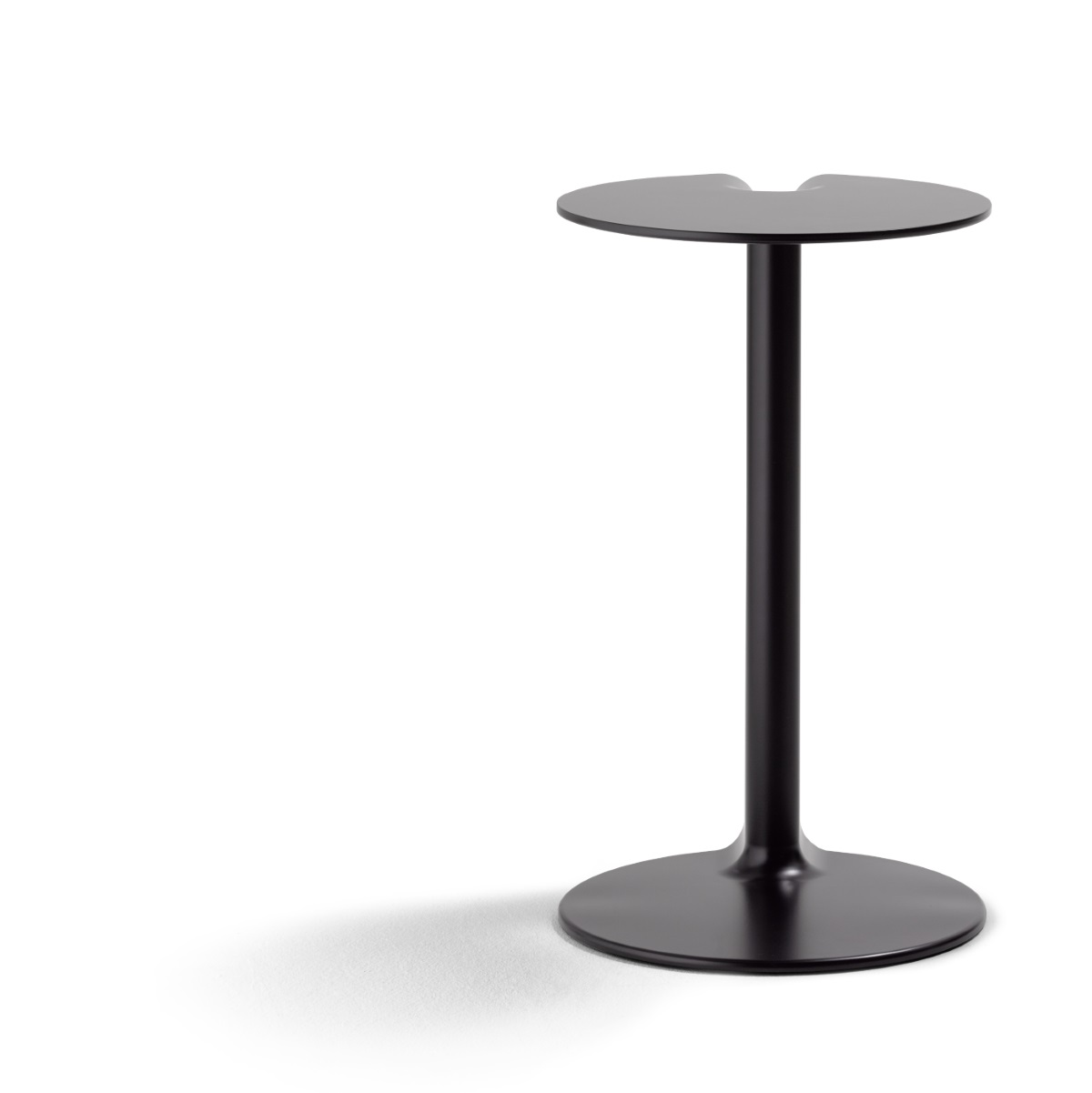 Schwarzer Twin Beistelltisch von Cor mit runder Tischplatte und Fuß auf weißem Hintergrund.