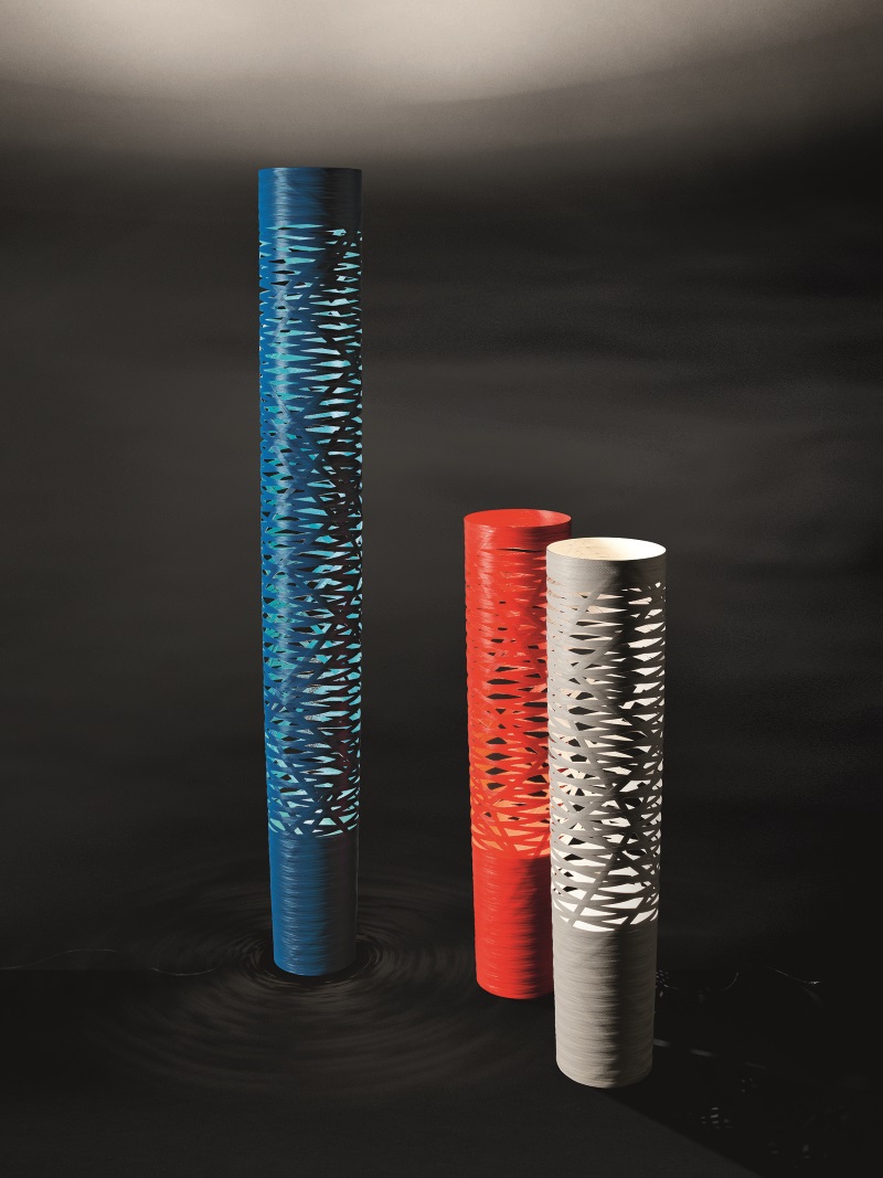 Blaue, rote und graue Tress Grande LED Stehleuchte von Foscarini mit Schlitzmuster vor dunklem Hintergrund.