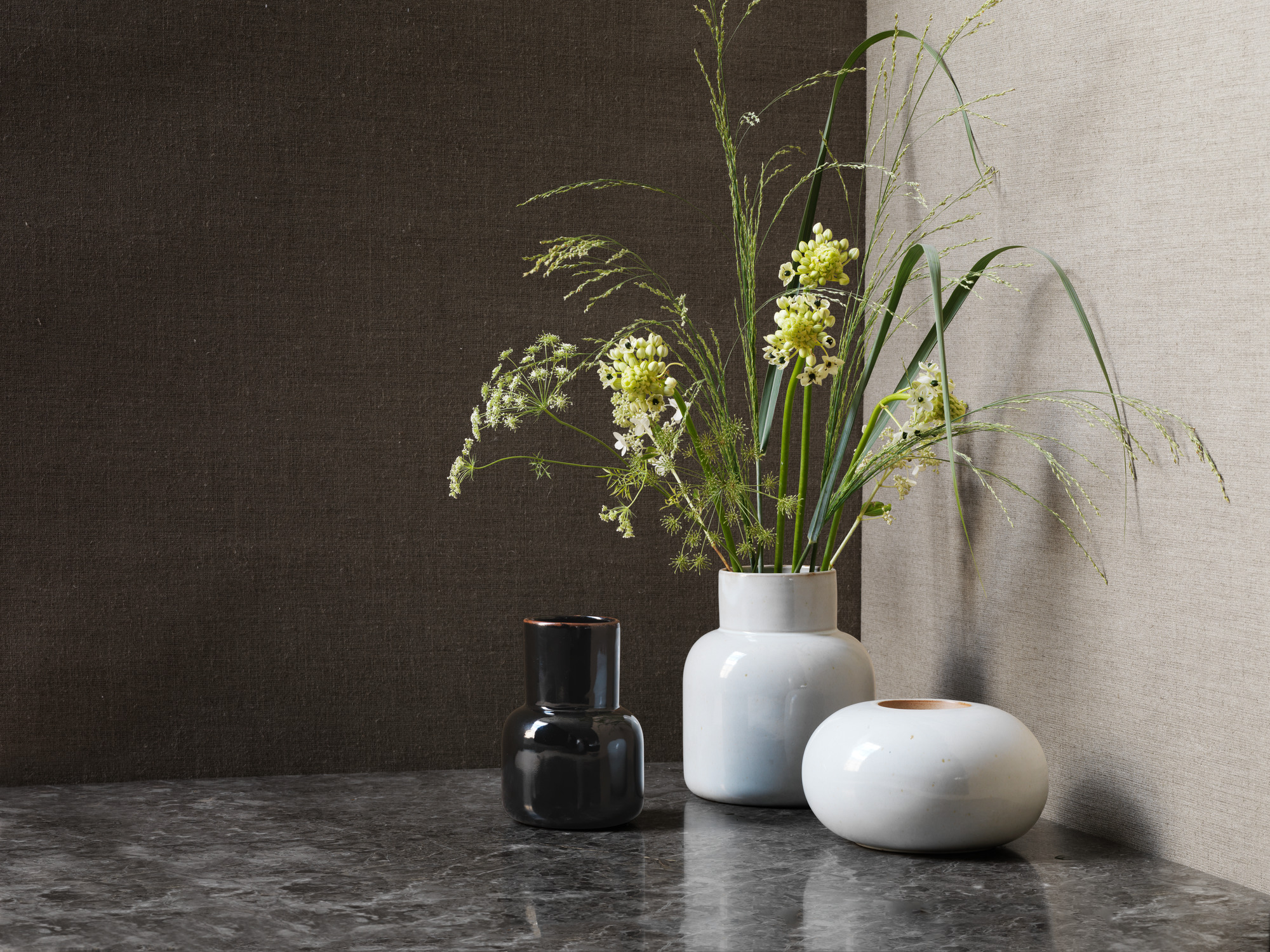 Keramik Vasen von Fritz Hansen, Stillleben mit Blumen, moderne Dekoration für Wohnzimmer und Tischdeko.