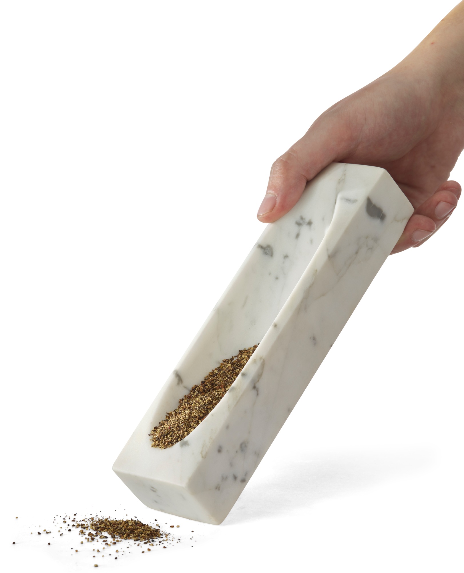 Hand hält Tondo Mörser von Design House Stockholm, Marmor Mörser mit Gewürzen, Küchenutensil.