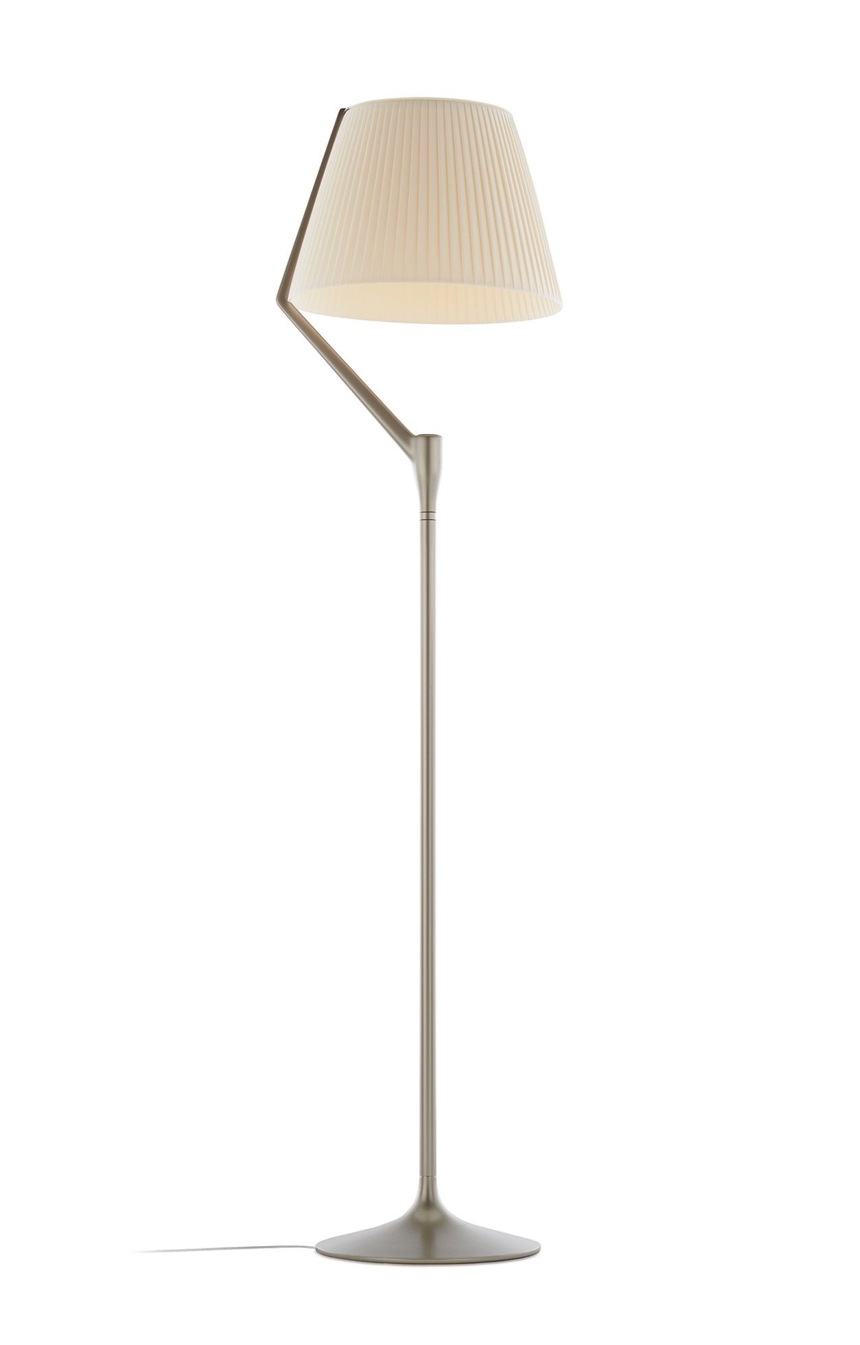 Angelo Stone Stehleuchte von Kartell: Moderne Stehlampe mit plissiertem Lampenschirm und Metallgestell.