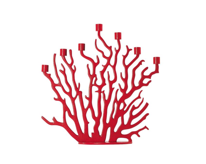 Roter Tenochtitlan Kerzenständer von Driade im Korallen Design für sieben Kerzen, isoliert auf Weiß.