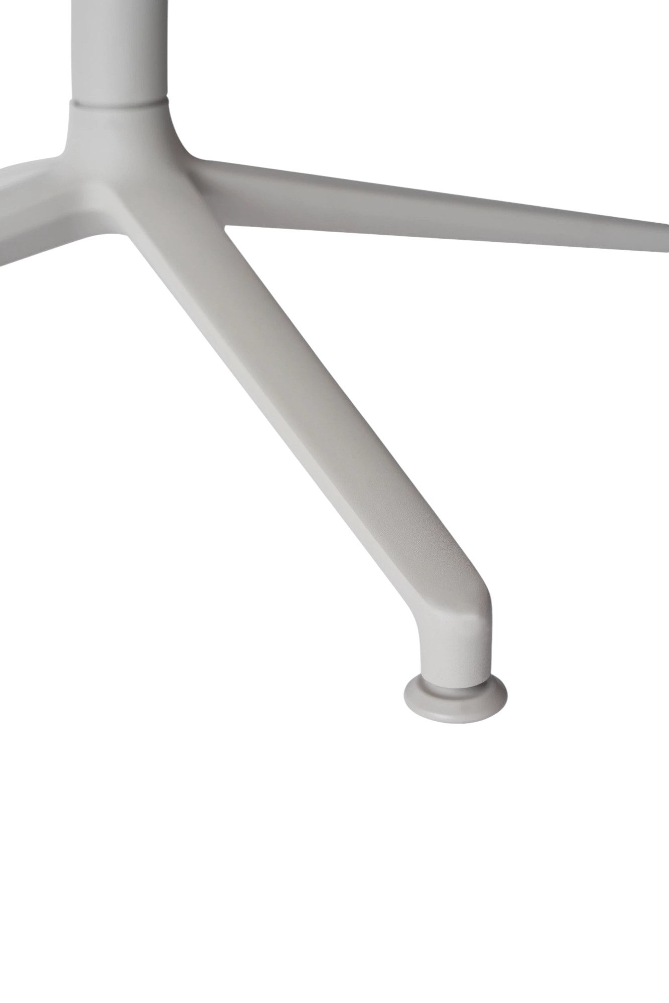 Detailaufnahme des grauen Vipp Lagrasse Outdoor Cafe Tischfußes mit vier Beinen.