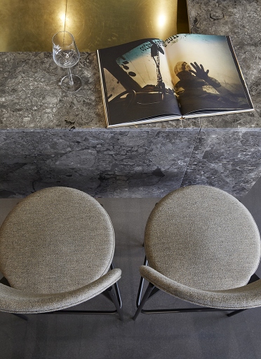 Zwei Series 430 Barhocker von Verpan (65 cm) in grau, Top-Ansicht. Design Barstuhl.