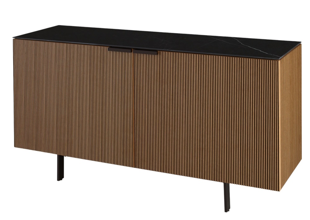Selvans Sideboard von ligne roset mit Holzlamellen und schwarzer Marmorplatte. Modernes Design für Wohnzimmer.