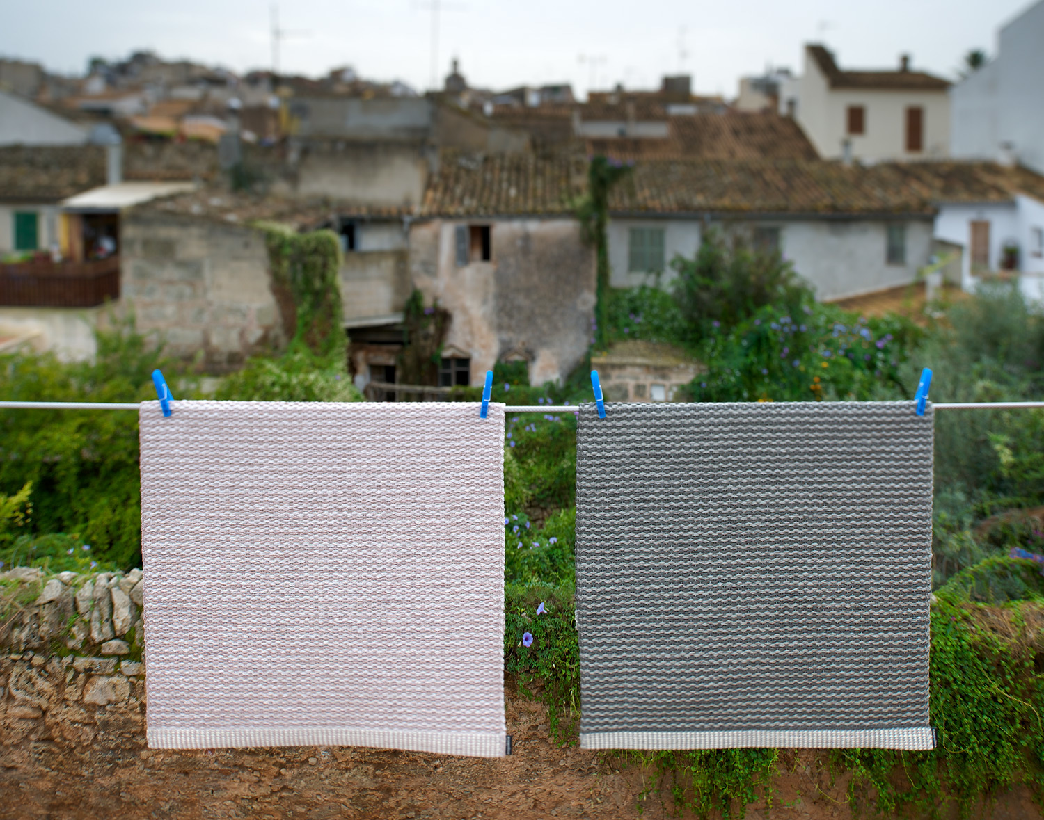 Pappelina Kunststoffteppich Mono 60x85 cm, beige und grau, für drinnen und draußen geeignet.