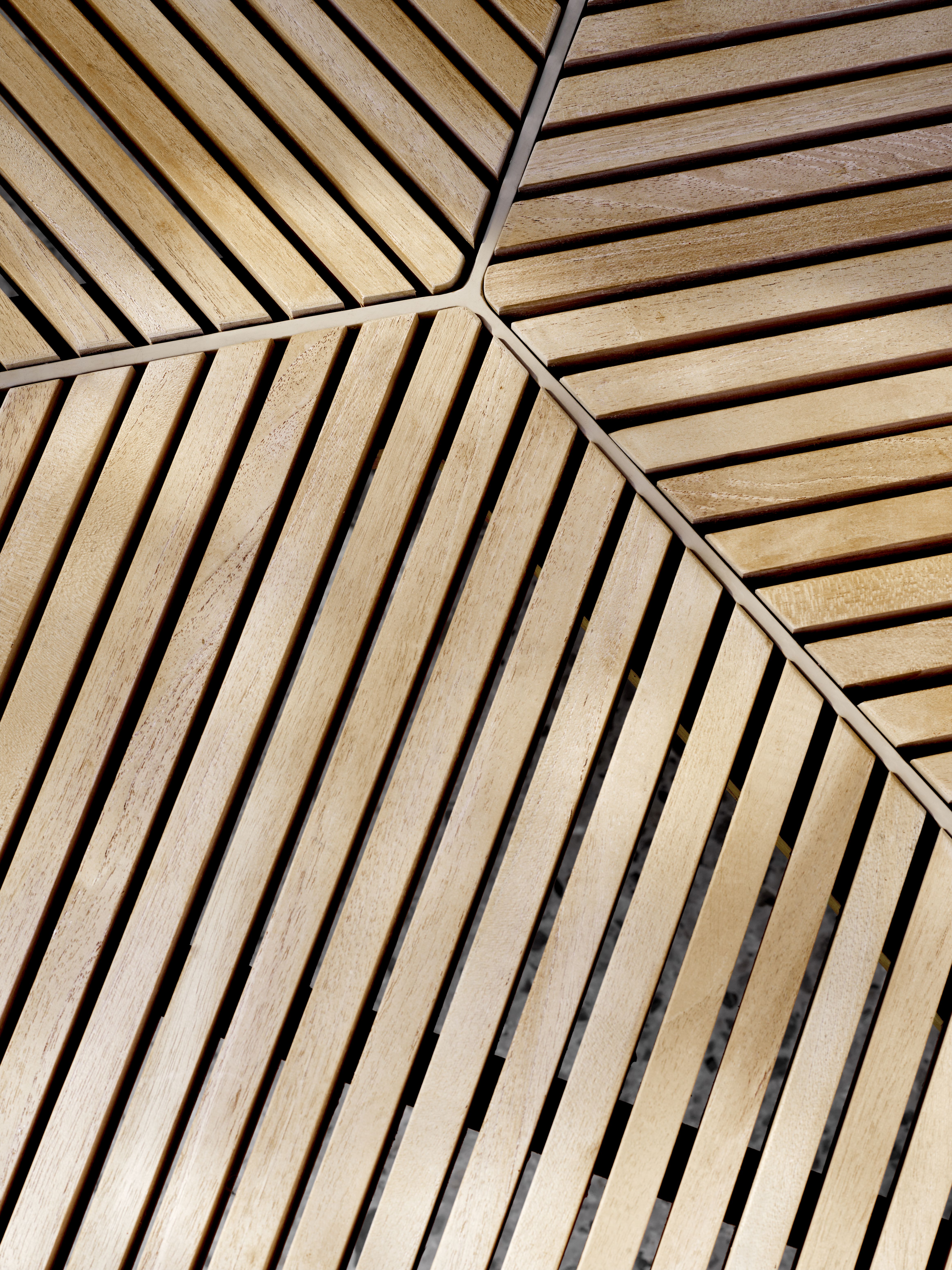 Detailaufnahme der Holzlatten-Tischplatte des Vipp Outdoor Kaffeetisches. Gartenmöbel aus Teakholz für Terrasse und Balkon.