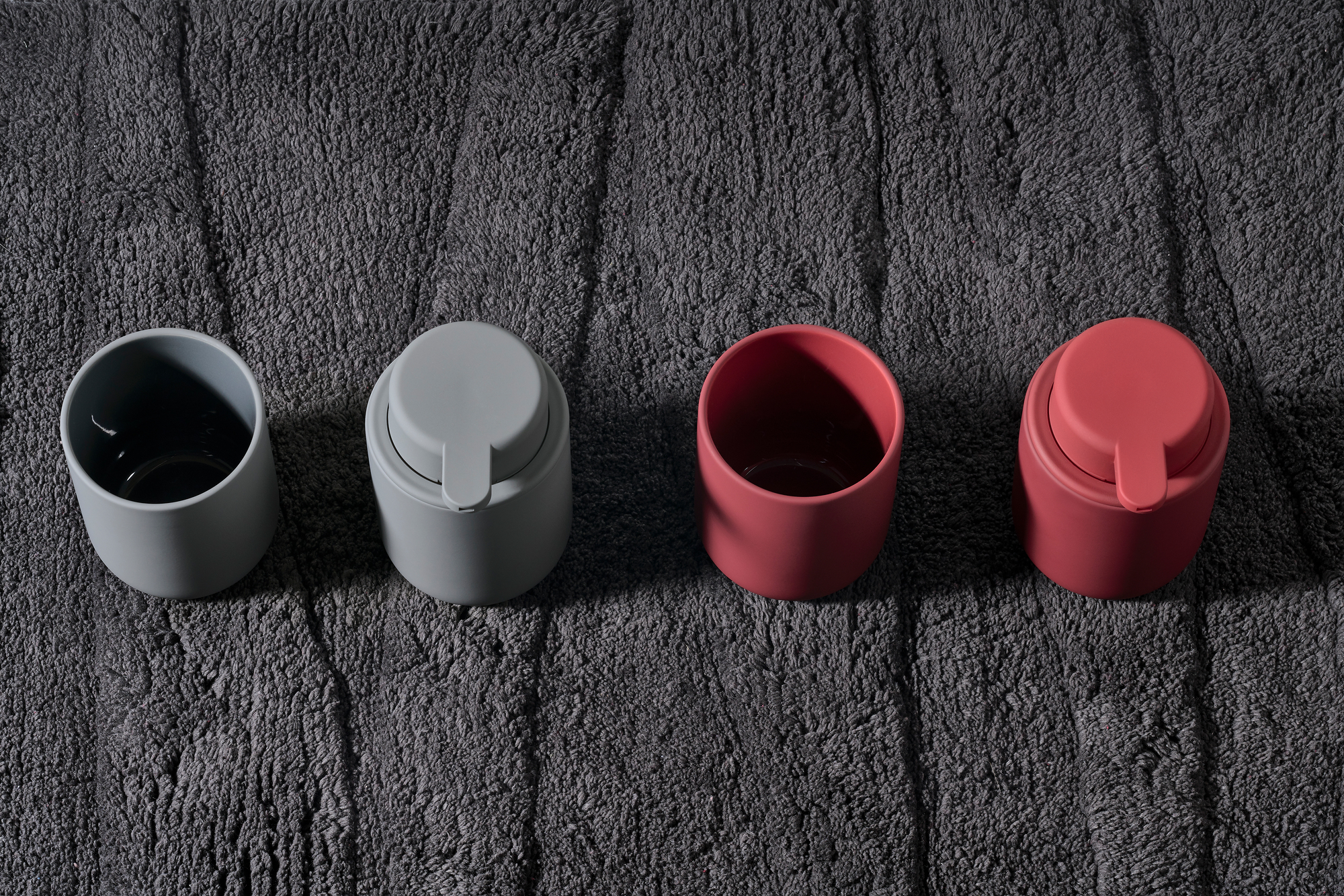 Ume Zahnputzbecher von Zone Denmark in Grau und Rot, minimalistisches Design für moderne Badezimmer.