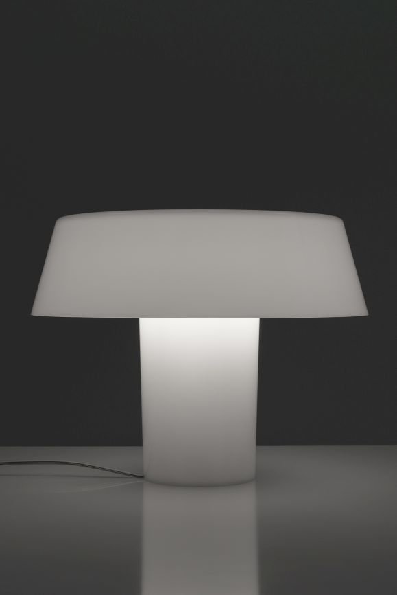 Weiße Amami Tischleuchte von Artemide mit zylindrischem Fuß und konischem Lampenschirm.