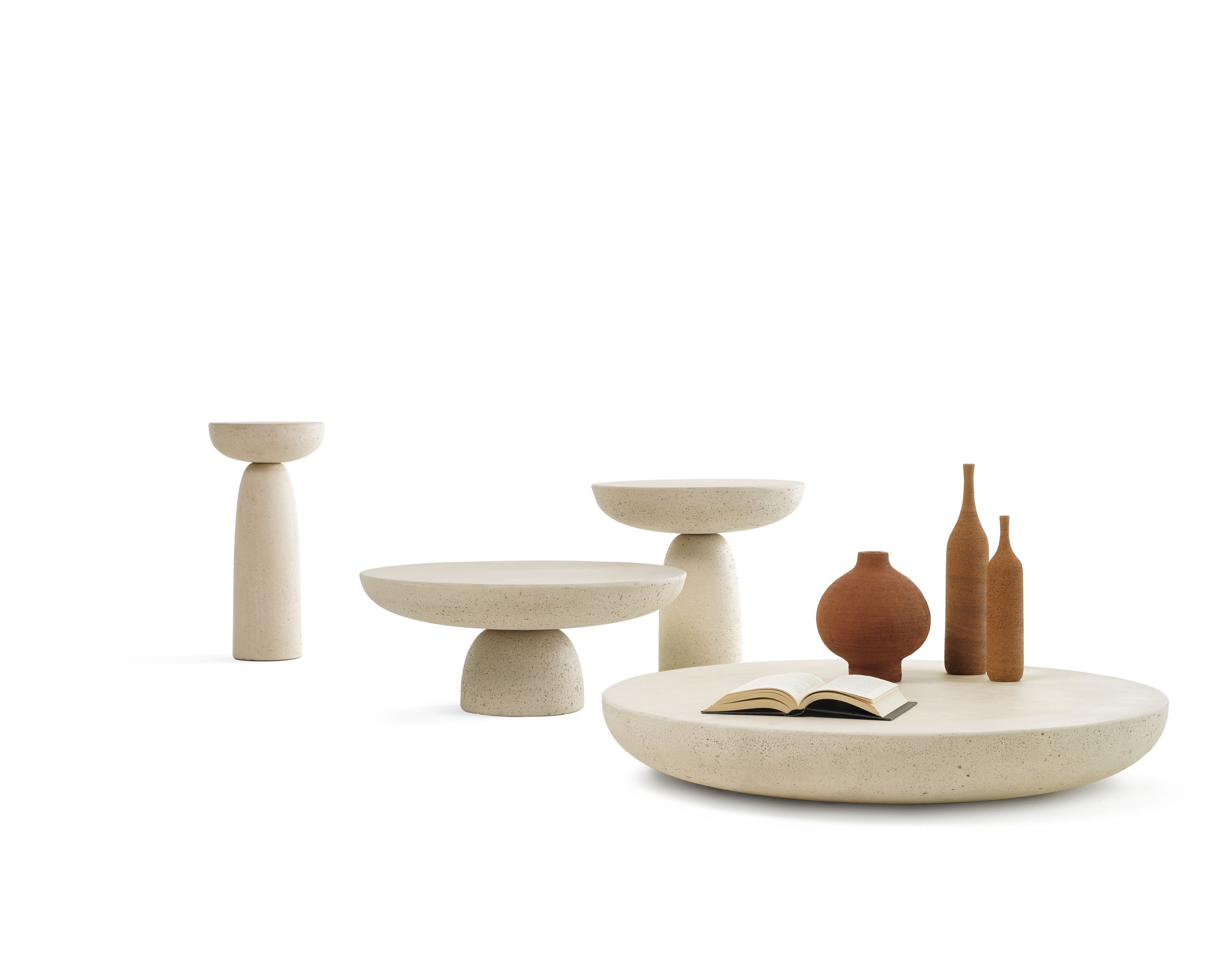 Olo Beton Couchtisch in Elfenbein mit Deko-Elementen. Moderner runder Betontisch für Wohnzimmer und Lounge.