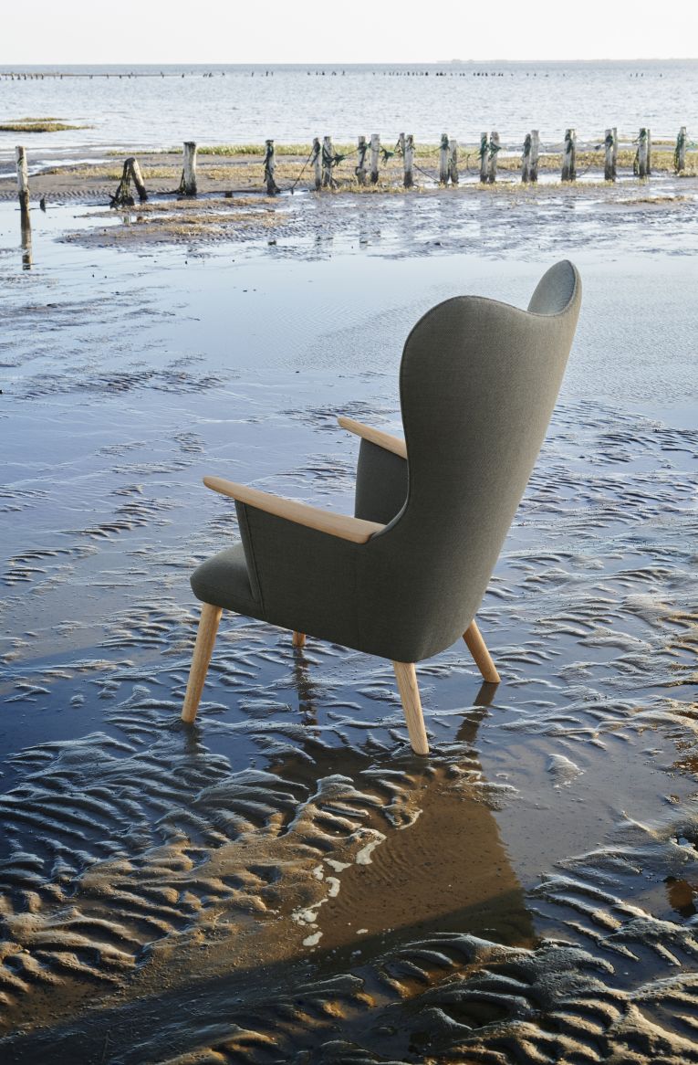 CH78 Mama Bear Sessel von Carl Hansen & Søn, grauer Lounge Sessel mit Holzbeinen.