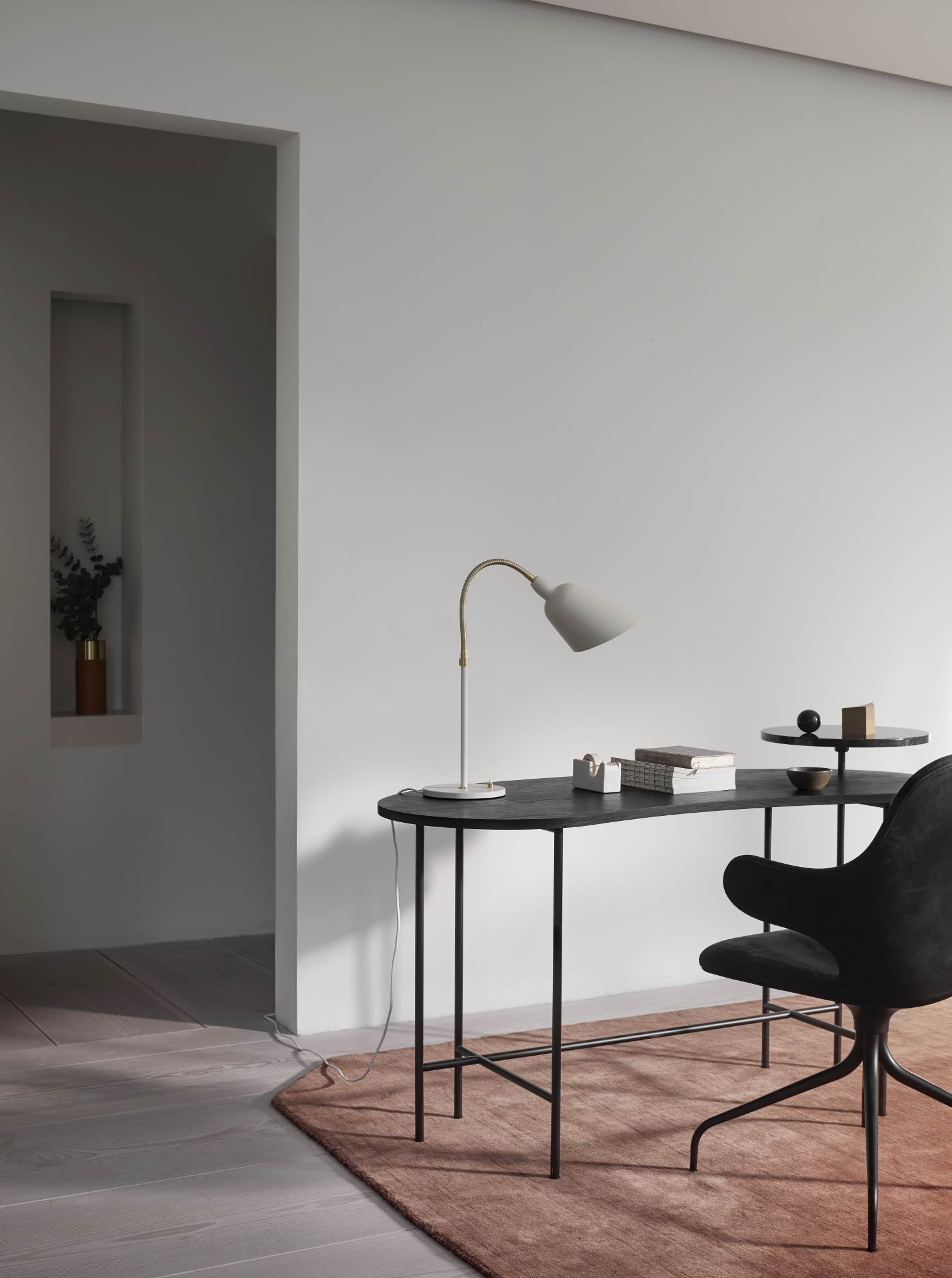 AndTradition Palette JH9 Schreibtisch in Schwarz mit Lampe und Stuhl auf Teppich.
