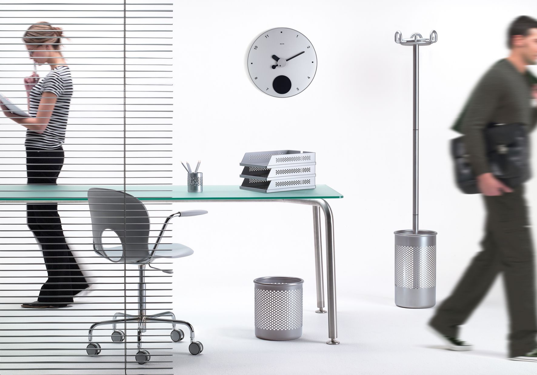 Cribbio Kleiderständer mit integriertem Schirmständer von Rexite, modernes Design für Büro und Zuhause.