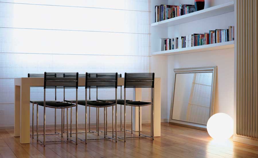 Esszimmer mit weißen Tisch und vier Spaghetti Stühlen von Alias, modernes Design.