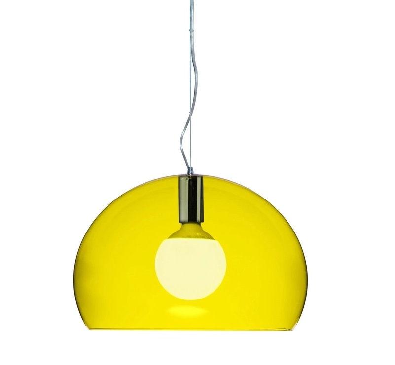 Gelbe Fly Pendelleuchte von Kartell: Moderne Hängelampe mit halbkugelförmigem Lampenschirm und Leuchtmittel.