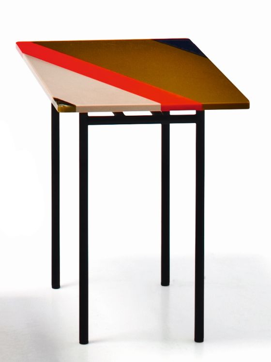 Fishbone Tisch von Moroso mit farbigem Muster und schwarzem Gestell. Beistelltisch für Wohnzimmer.