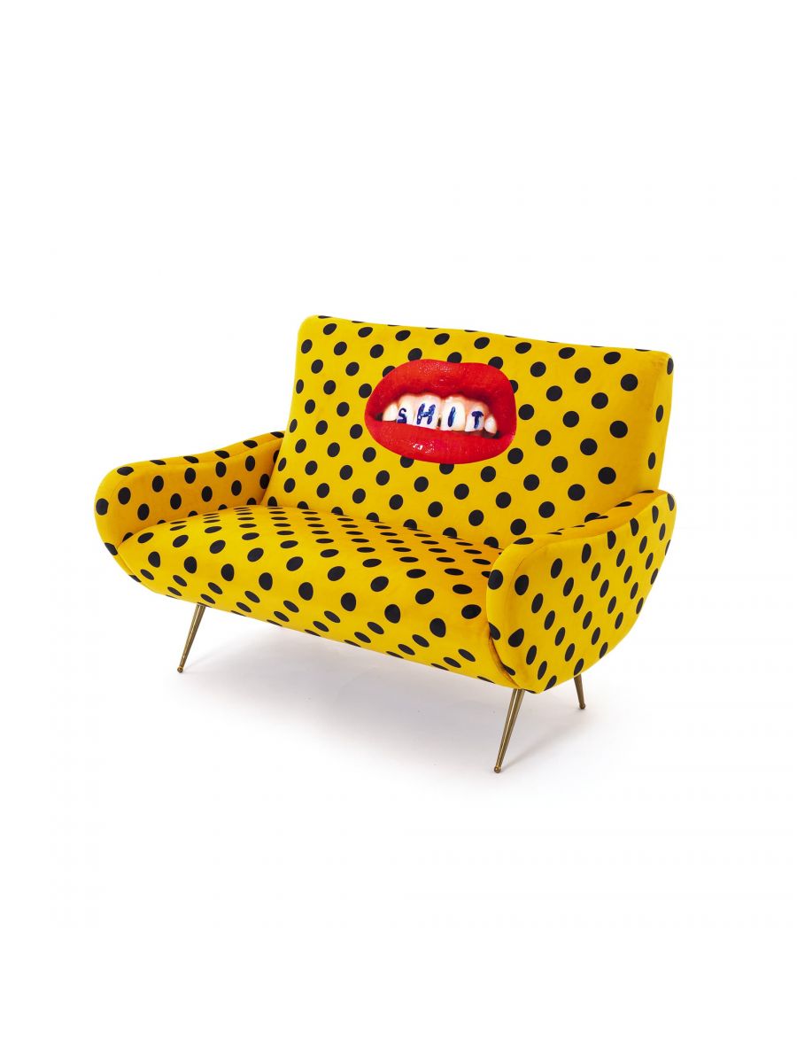 Toiletpaper Seletti 2-Sitzer Sofa mit gelbem Polka-Dot-Muster und rotem Mund-Motiv für Wohnzimmer und Lounge.