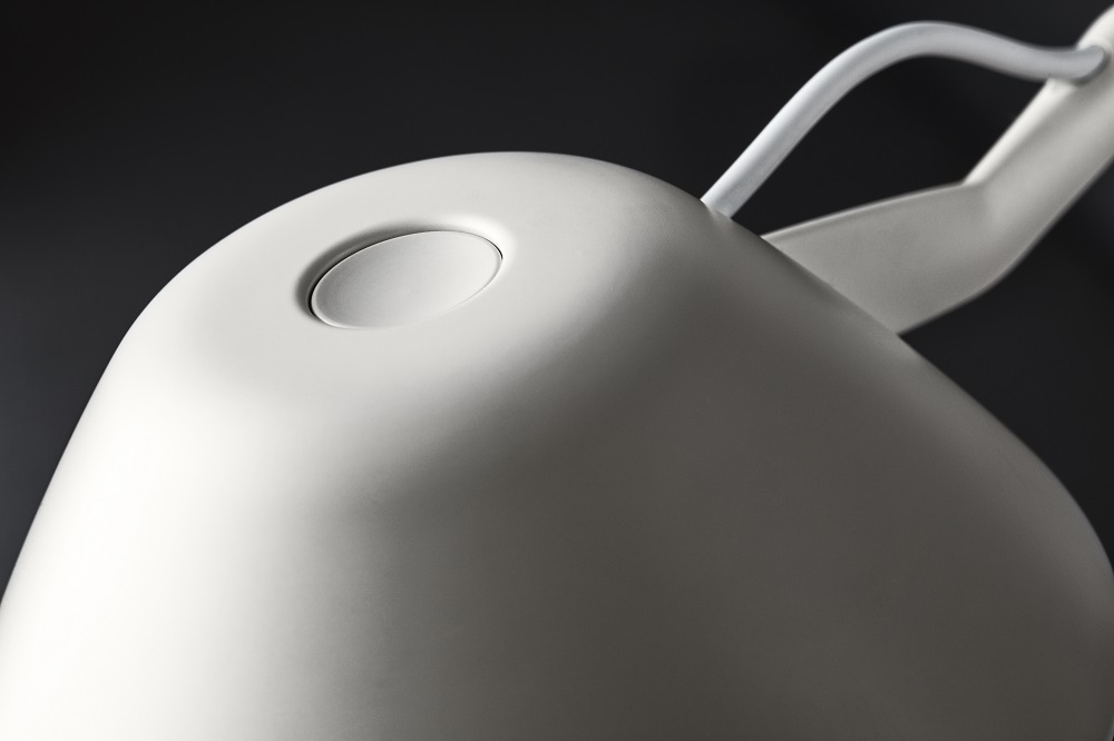 Detailaufnahme der weißen AQ01 Tischleuchte von Fritz Hansen, modernes Design für Nachttisch oder Schreibtisch.