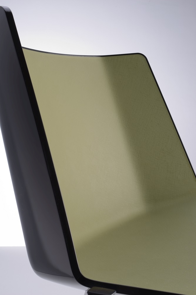 Detailaufnahme AÏKU Stuhl mit Kufengestell in Schwarz und olivgrüner Sitzfläche. Design Stuhl für Esszimmer.