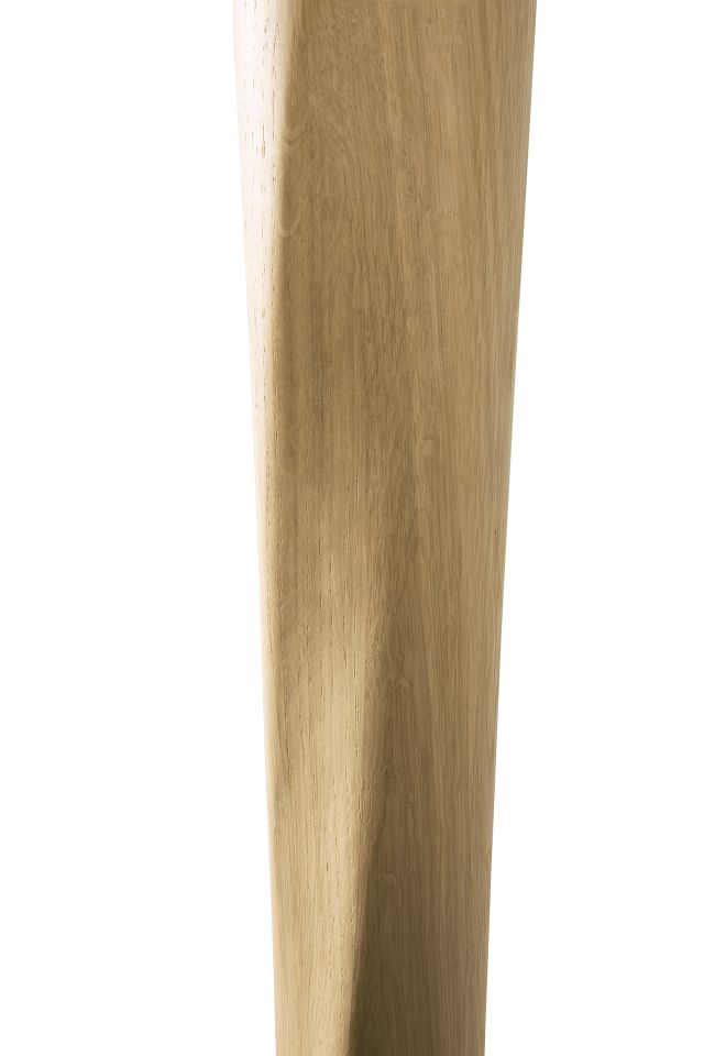 Detailaufnahme eines Tischbeins vom Torsion Eiche Tisch von Ethnicraft, Fokus auf die natürliche Holzmaserung.