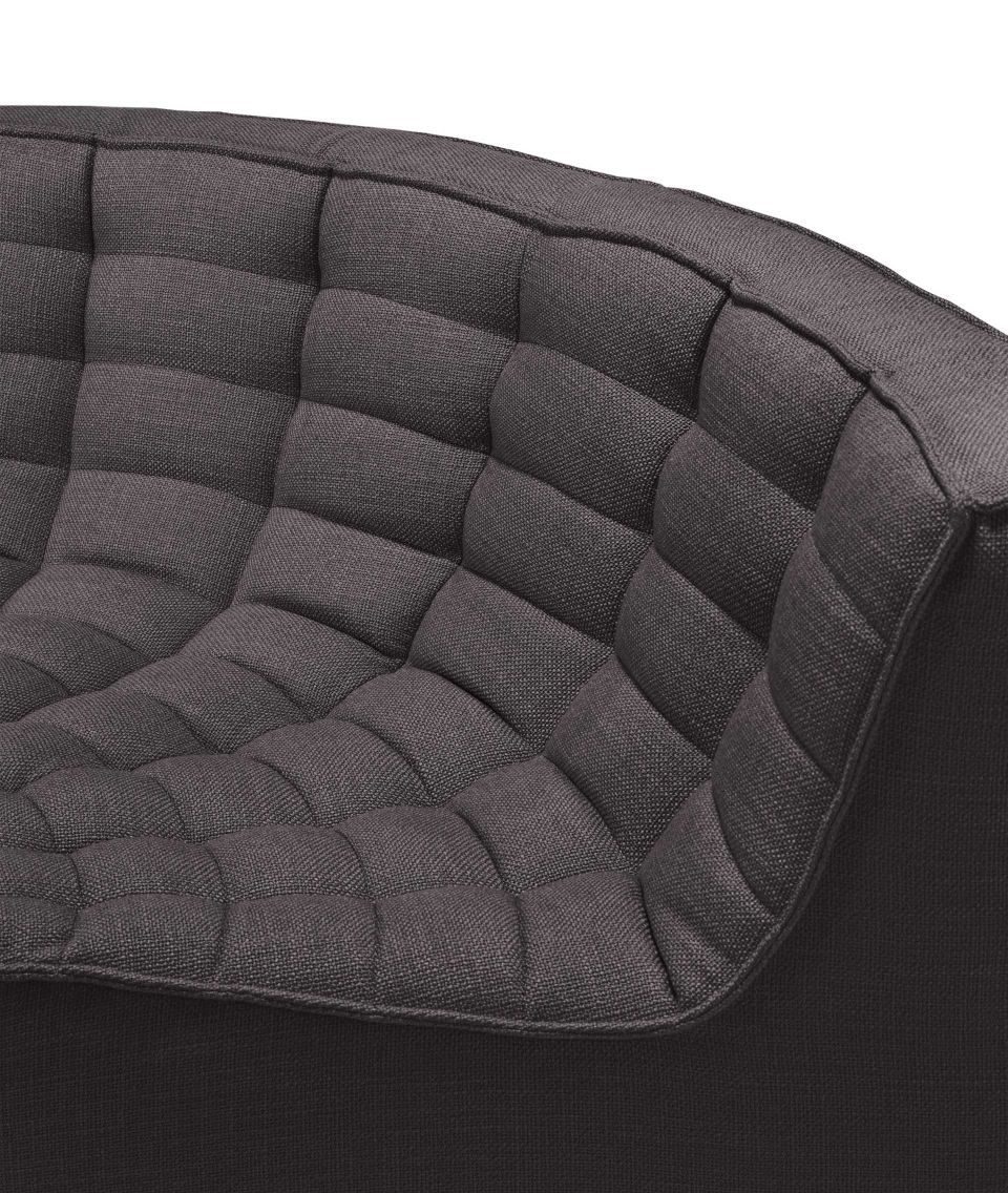 Detailaufnahme: Ethnicraft N701 Sofa, runde Ecke, dunkelgrauer Stoff mit gesteppter Polsterung.
