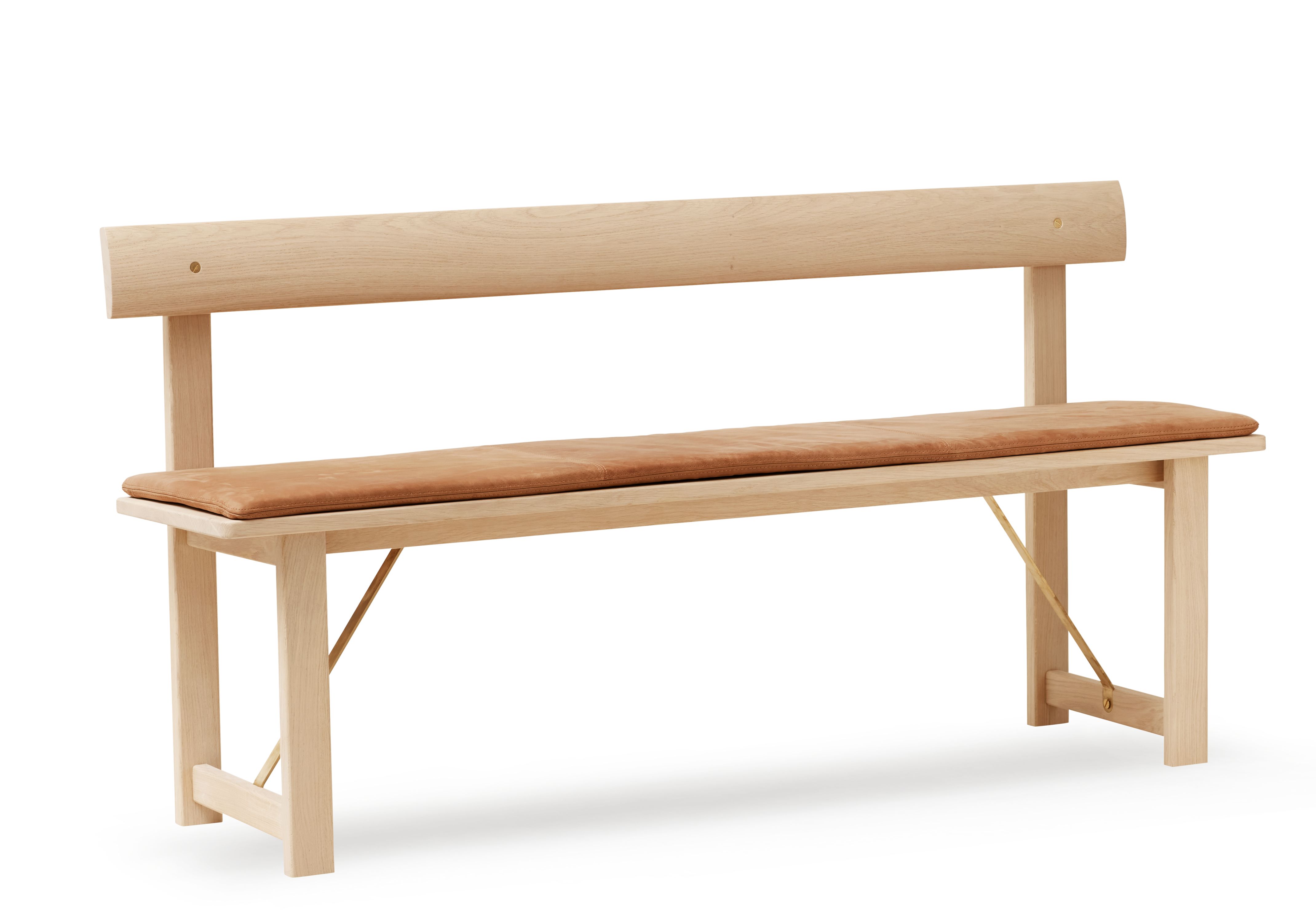 Position Sitzbank von Form & Refine mit Lederkissen, hellem Holz und Rückenlehne.