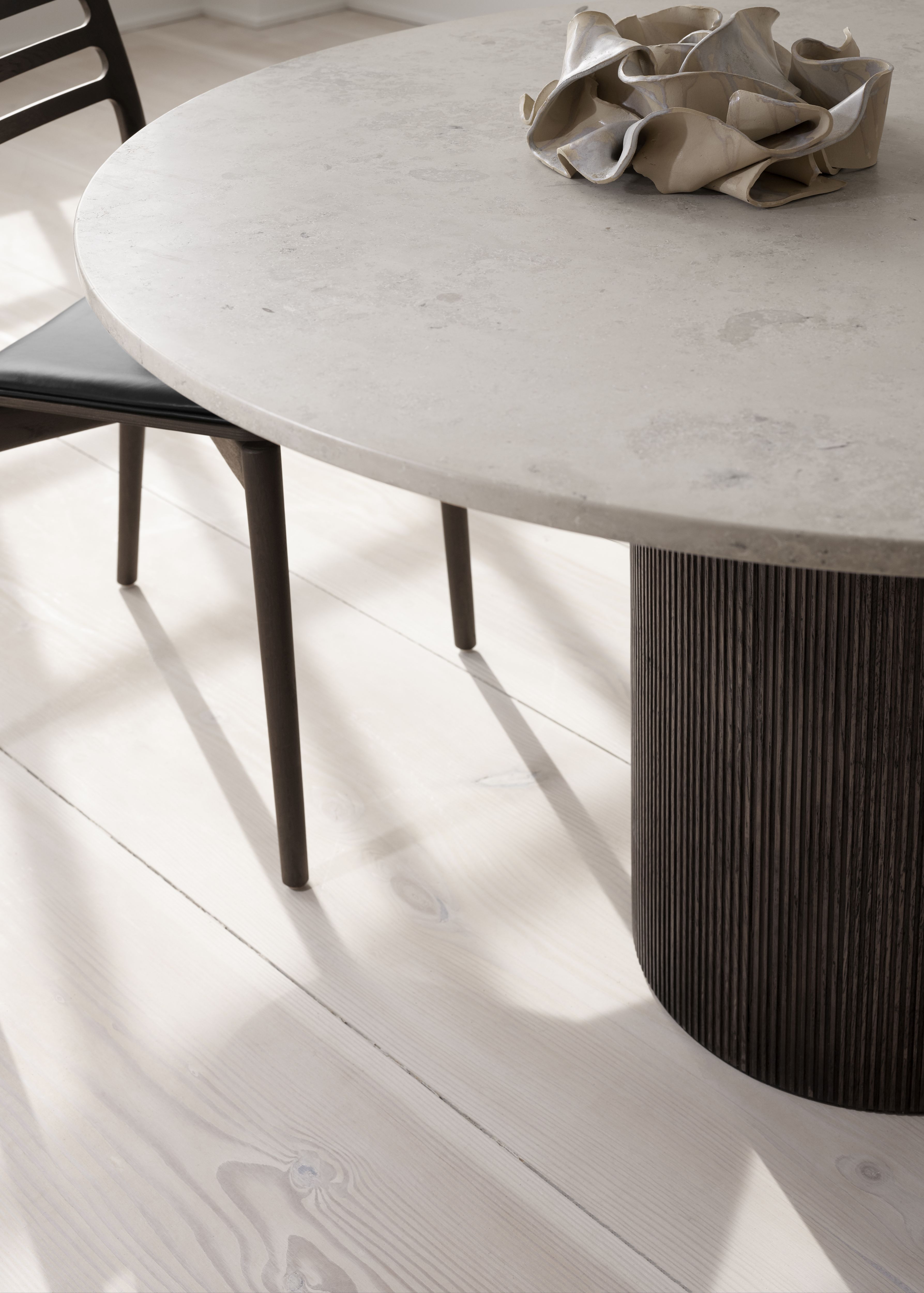 Nahaufnahme des Vipp Cabin Tisch rund in dunkler Eiche mit Keramikobjekt.