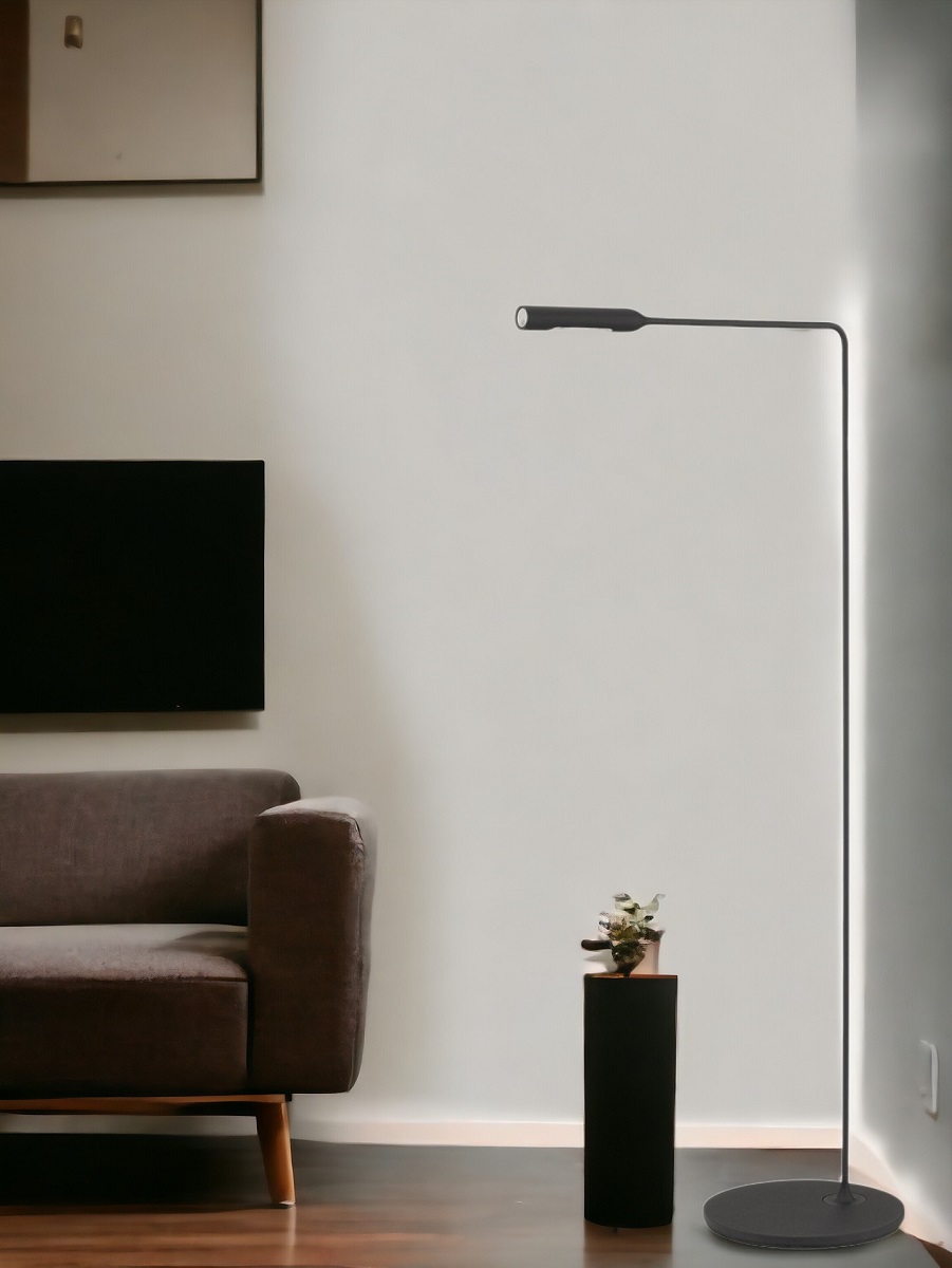 Moderne Flo Floor Stehleuchte von Lumina in Schwarz im Wohnzimmer. Design Lampe.