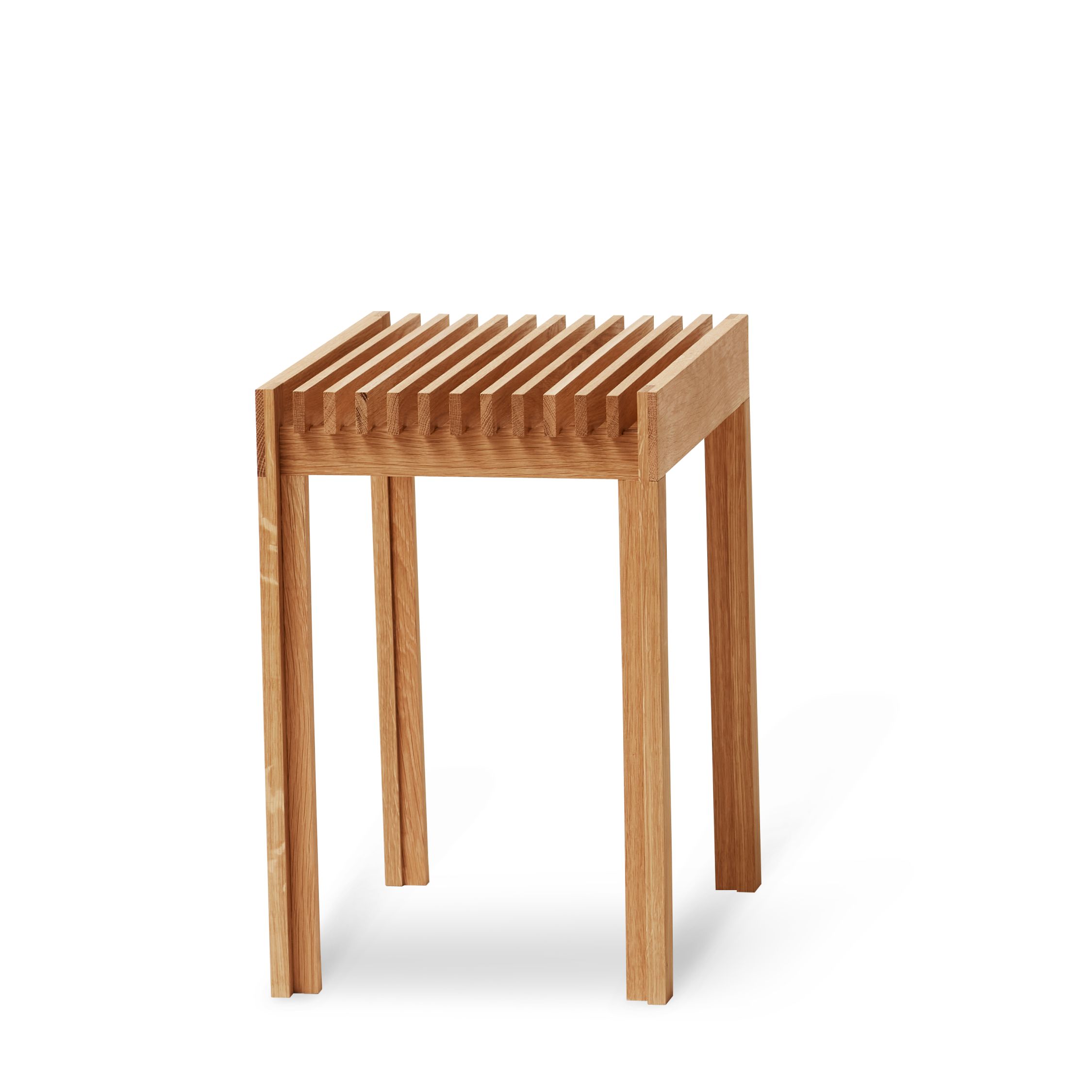 Lightweight Hocker aus Eiche von Form & Refine, minimalistisches Design, natürliche Holzoptik.