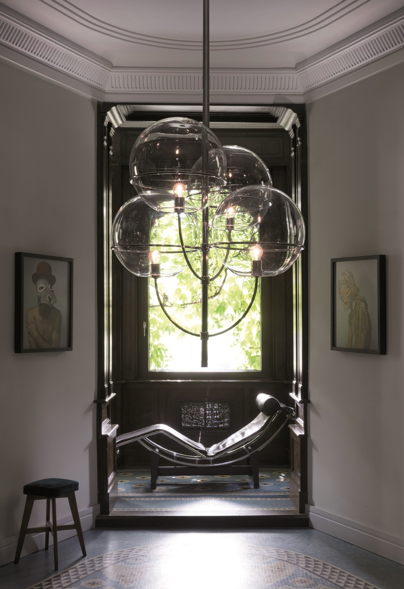 Lyndon 450 Pendelleuchte von Oluce: Moderne Hängelampe mit transparenten Glaskugeln und minimalistischem Design.