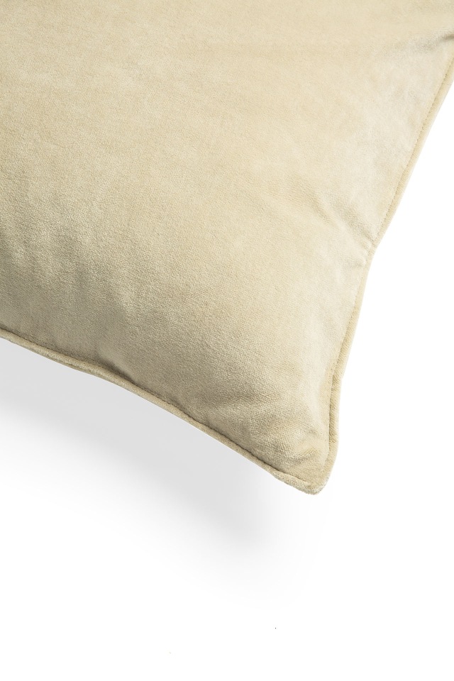 Detailaufnahme eines beigen Velvet Kissens 50x50 cm von Ethnicraft, weiche Textur, hochwertige Verarbeitung.