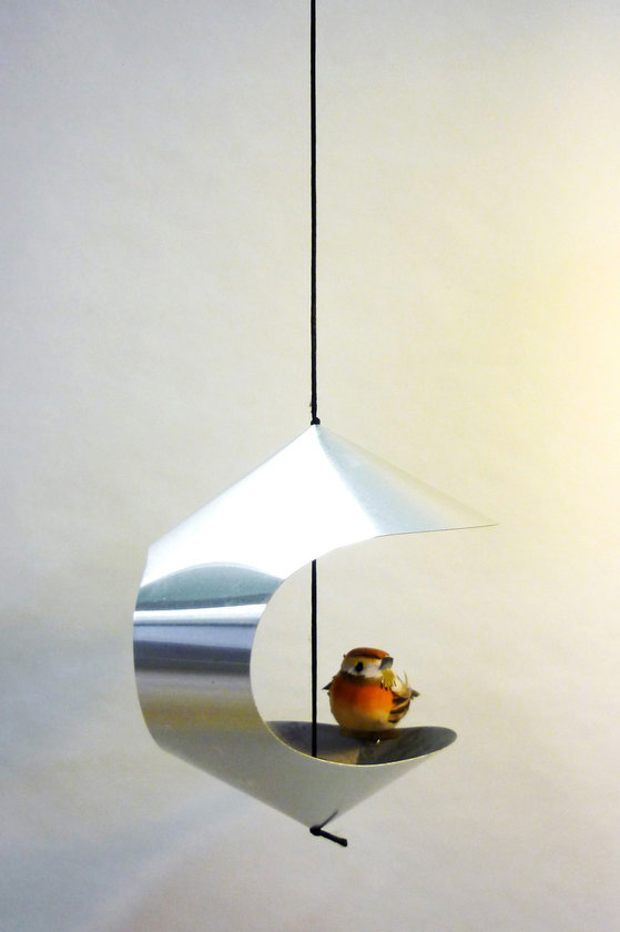 Moderne Vogelstation von Daniel Grimme, ein hängendes Einzelstück aus Metall mit kleinem Vogel.