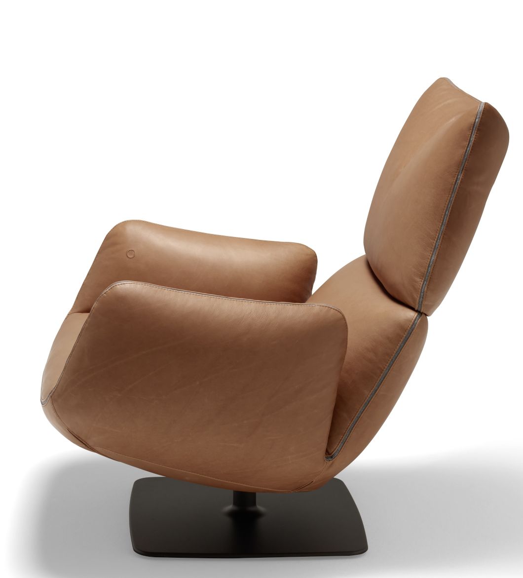 Jalis Lounge Sessel mit Kippmechanik und braunem Lederbezug auf schwarzem Tellerfuß.