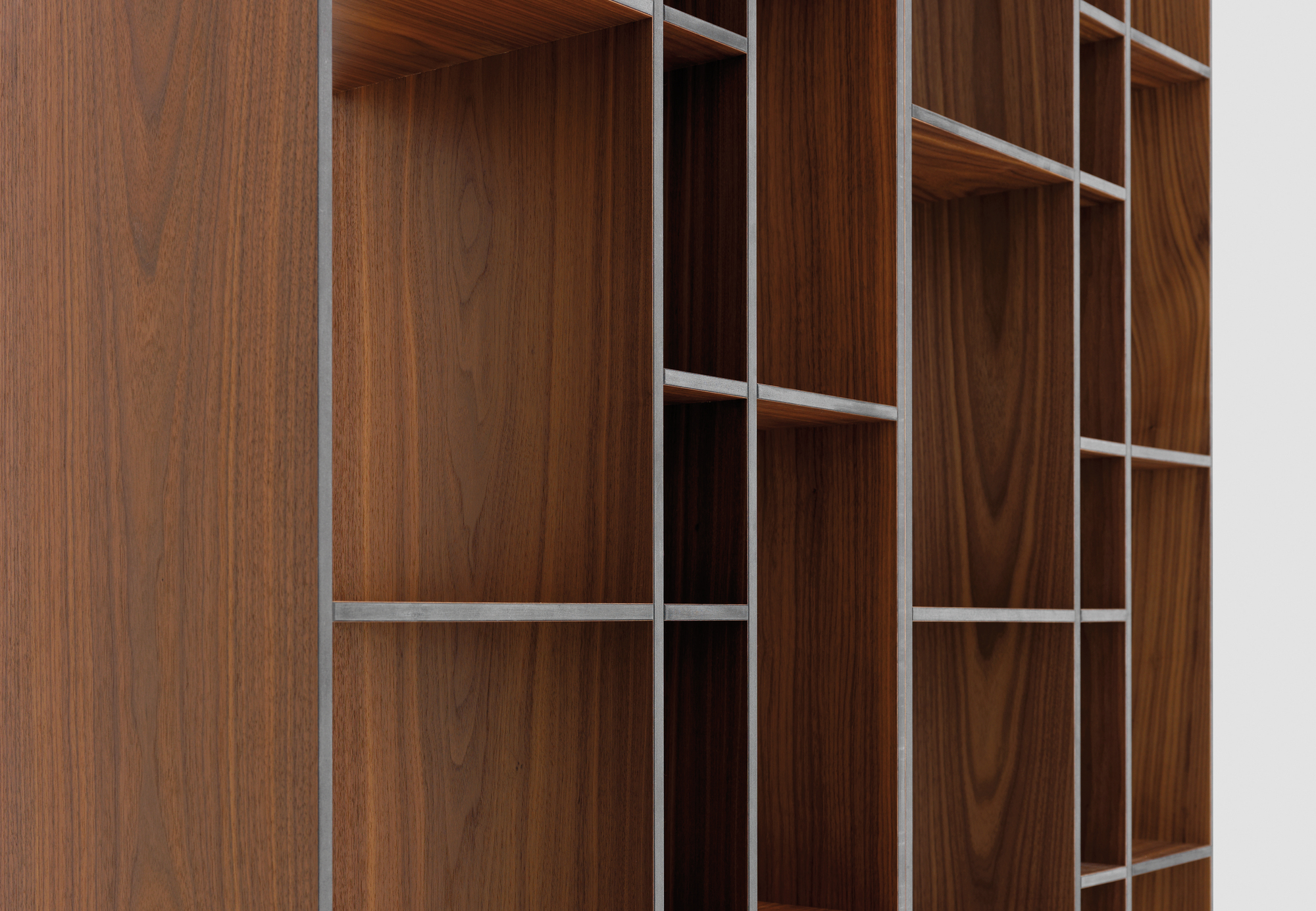 Detailaufnahme: Code 2 Holzregal mit MDF und amerikanischem Nussbaumfurnier, modernes Bücherregal.