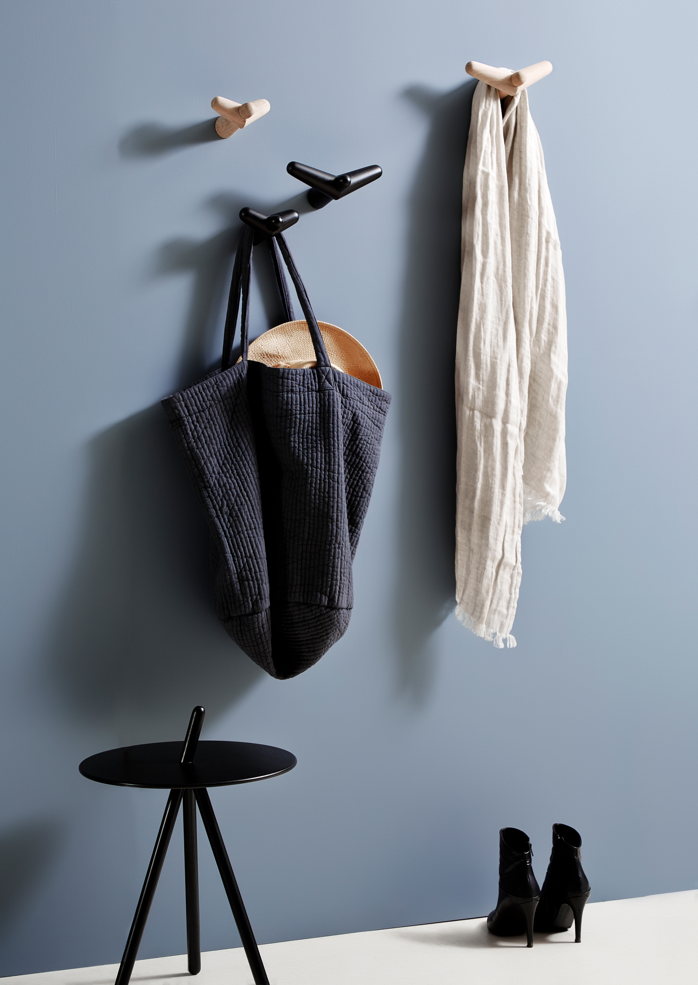 Schwarzer Tail Wing Haken aus lackierter Birke mit Tasche und Schal an der Wand.