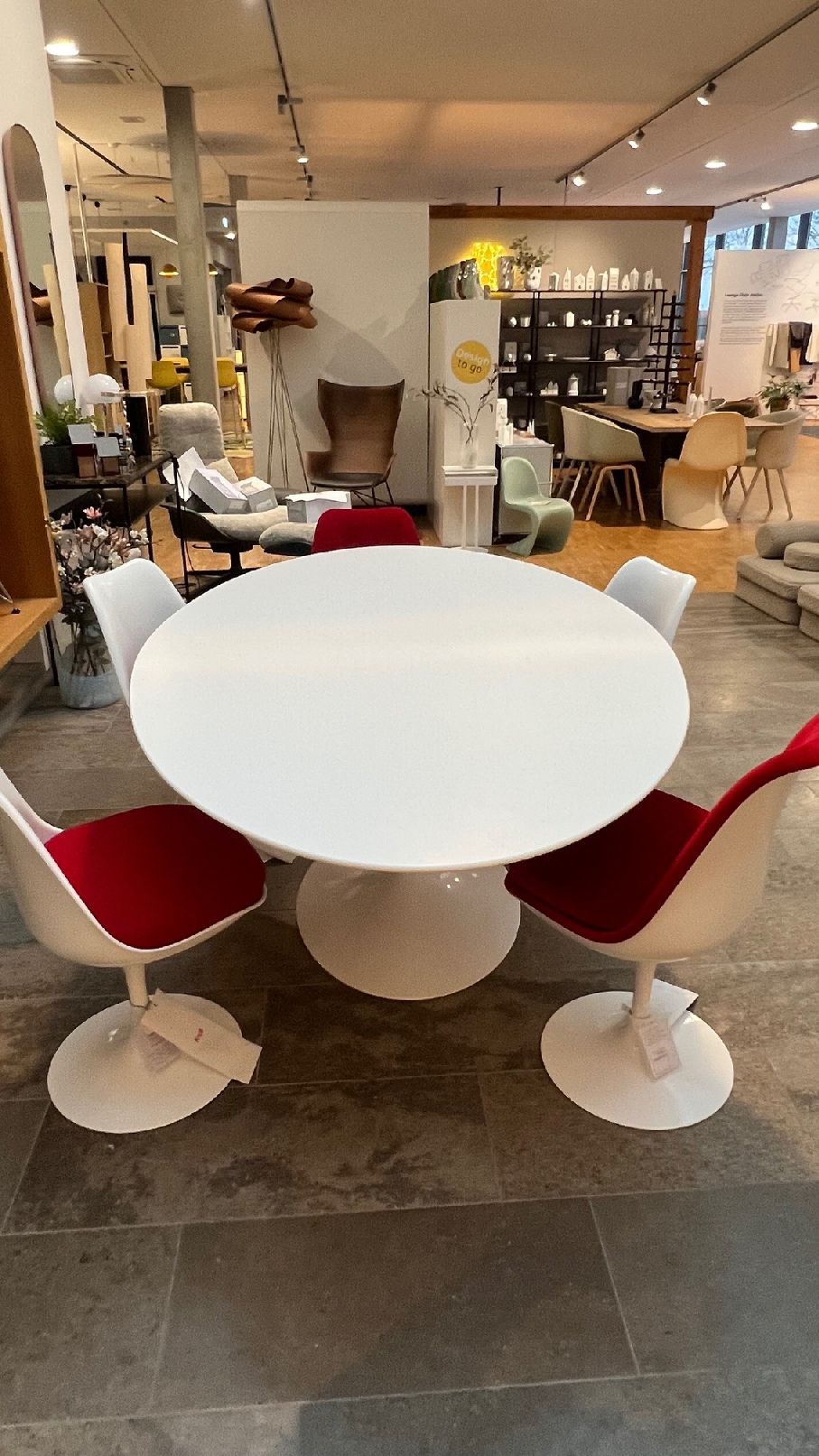Saarinen Esstisch oval Vorzugskombination B 198 x T 121 x H 74 cm / LAMINAT WEISS Knoll International AUSSTELLUNGSSTÜCK