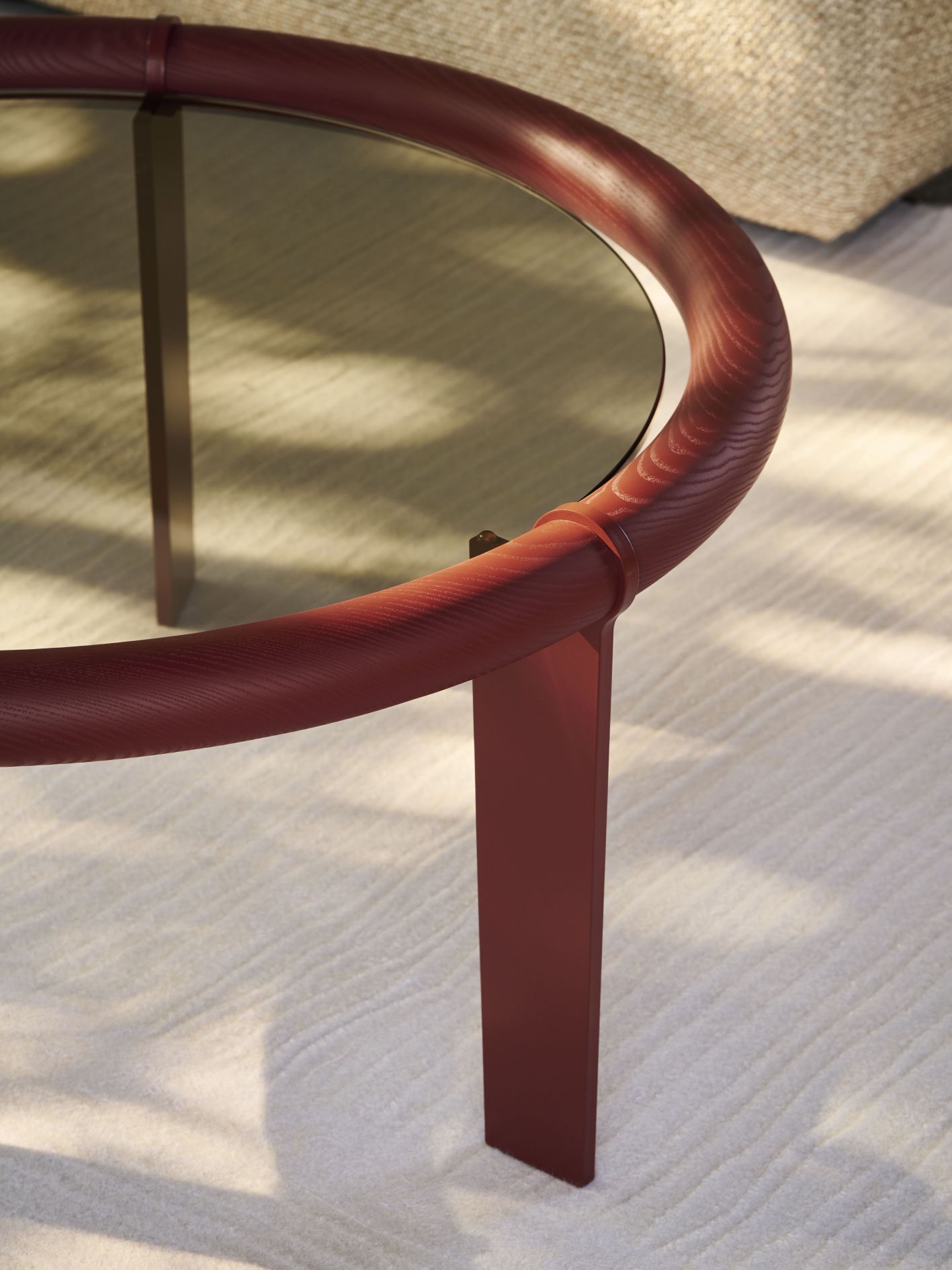 Detailaufnahme: Roter Boia Couchtisch mit Glasplatte und Holzstruktur, modernes Möbeldesign.