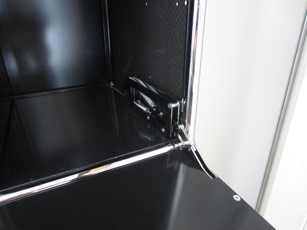 Detailaufnahme: USM Haller Klappe in Stahlblau, Ersatzteil mit Scharnier und Feder für modulare Möbel.