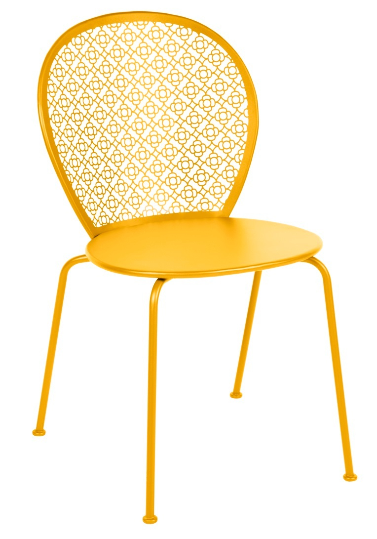 Gelber Lorette Stuhl von Fermob für den Garten oder Balkon, mit filigranem Rückenmuster.