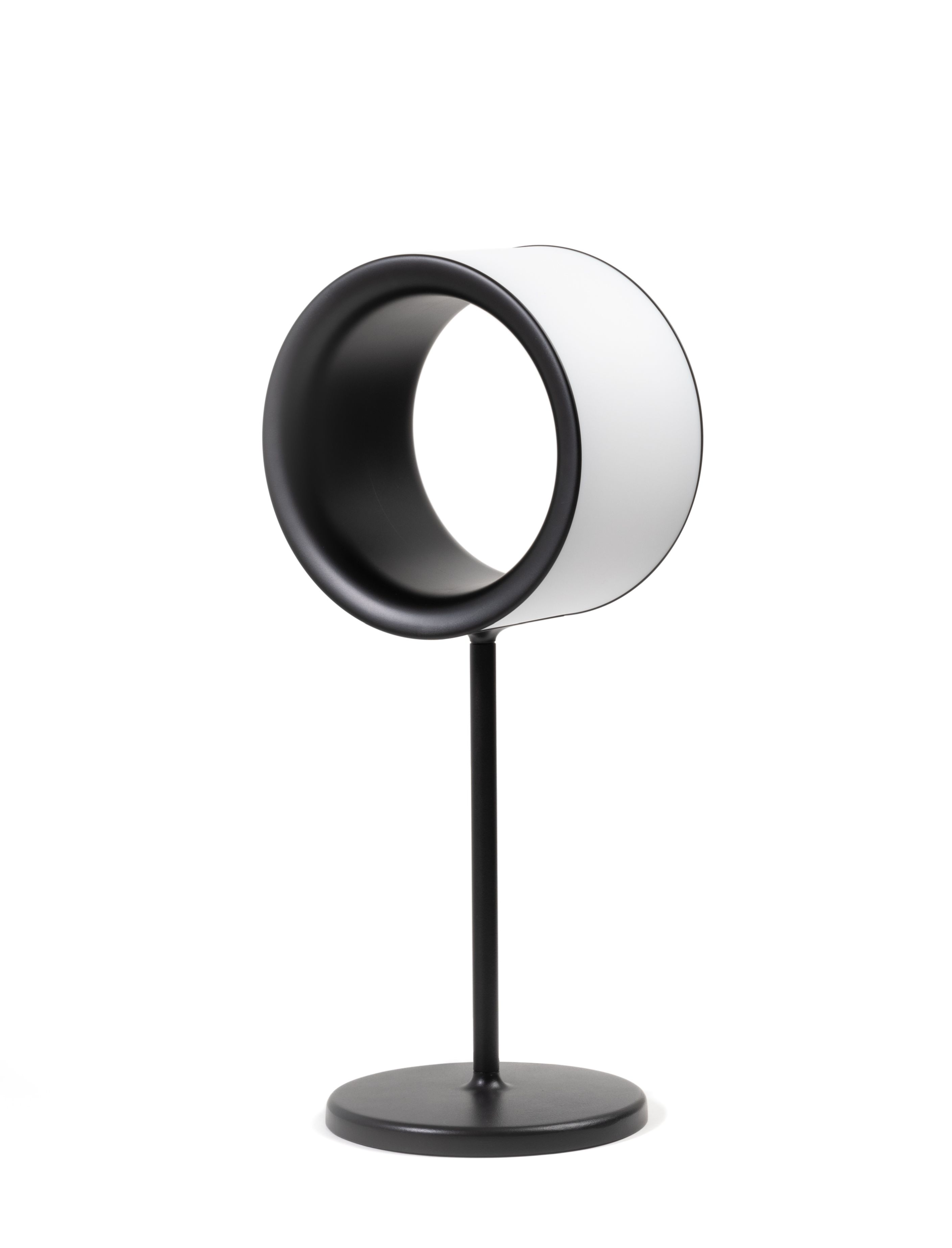 Lost Tischleuchte von Magis, moderne Lampe mit schwarzem Fuß und ringförmigem Lampenschirm.