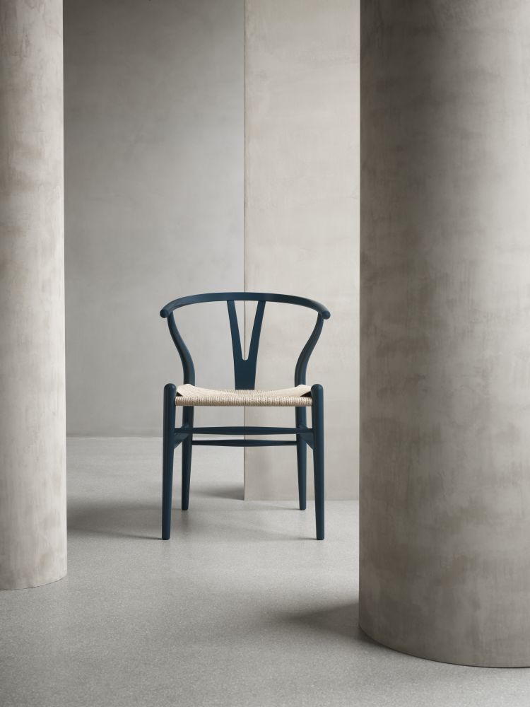 Blauer CH24 Wishbone Chair Stuhl von Carl Hansen & Søn mit heller Sitzfläche.