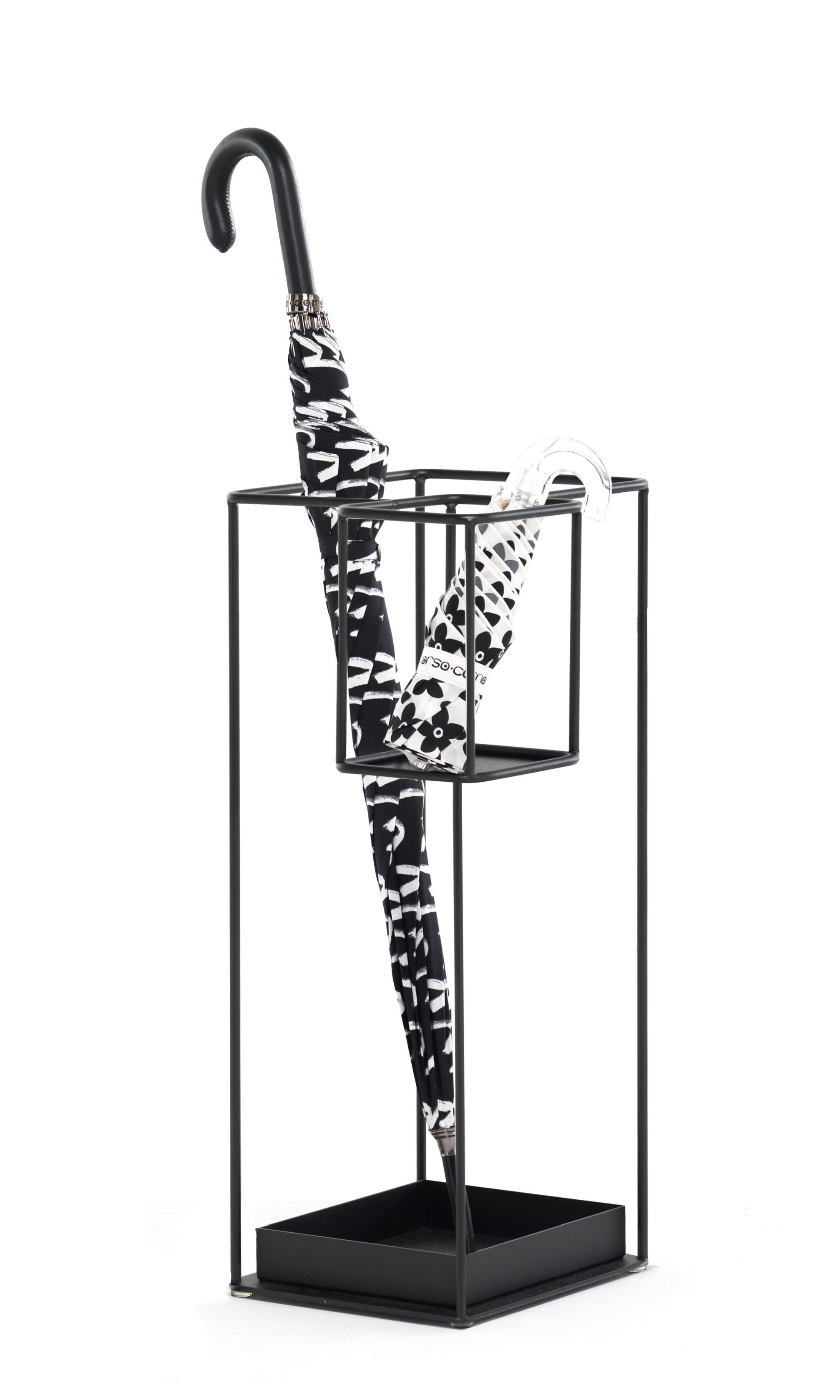Schwarzer Mogg Schirmständer aus Metall mit zwei Schirmen in Schwarz-Weiß Muster.