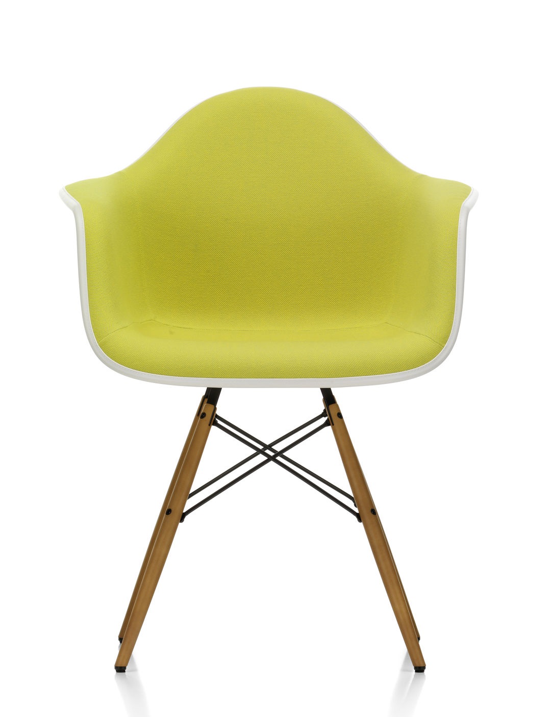 Vitra Eames DAW Stuhl, vollgepolstert in Gelb, mit Holzbeinen und weißer Sitzschale.