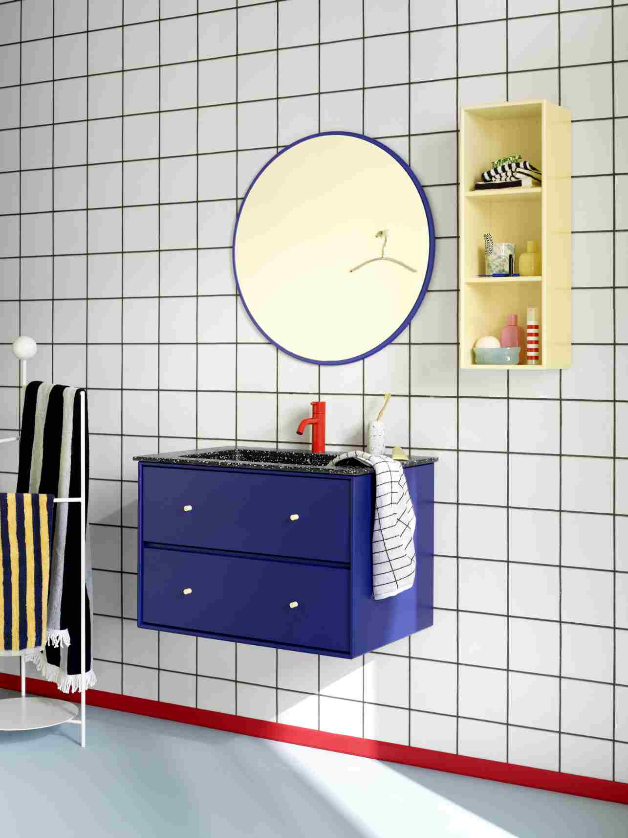 Runder Spiegel mit blauem Rahmen im Badezimmer, passend zum blauen Waschtisch. Montana Rosehip Stil.