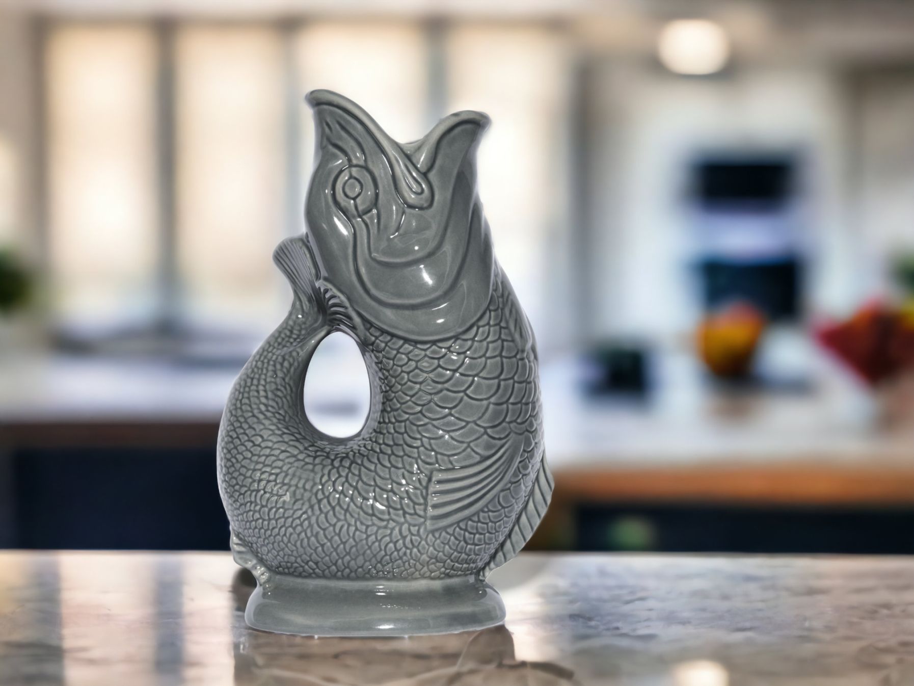 Dunkelgraue Gluckigluck Fischkaraffe in XL Größe, Keramik Vase im Fischdesign für Wasser oder Blumen.