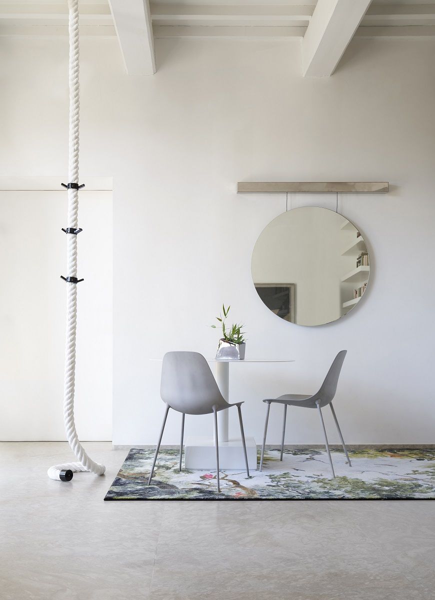 Cielo Teppich von Opinion Ciatti unter Esstisch mit Stühlen, moderner Wohnraum.
