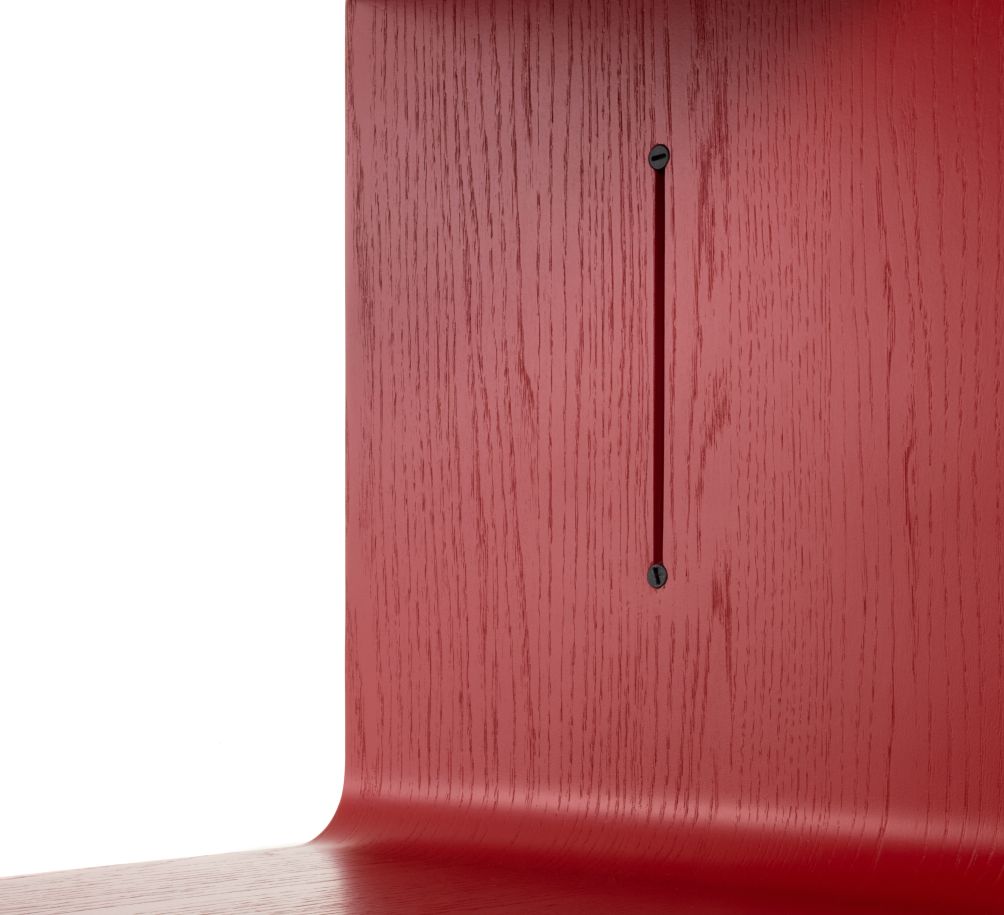 Detailaufnahme: Rotes Elysée Regal von Magis mit Holzstruktur und Verbindungselement.