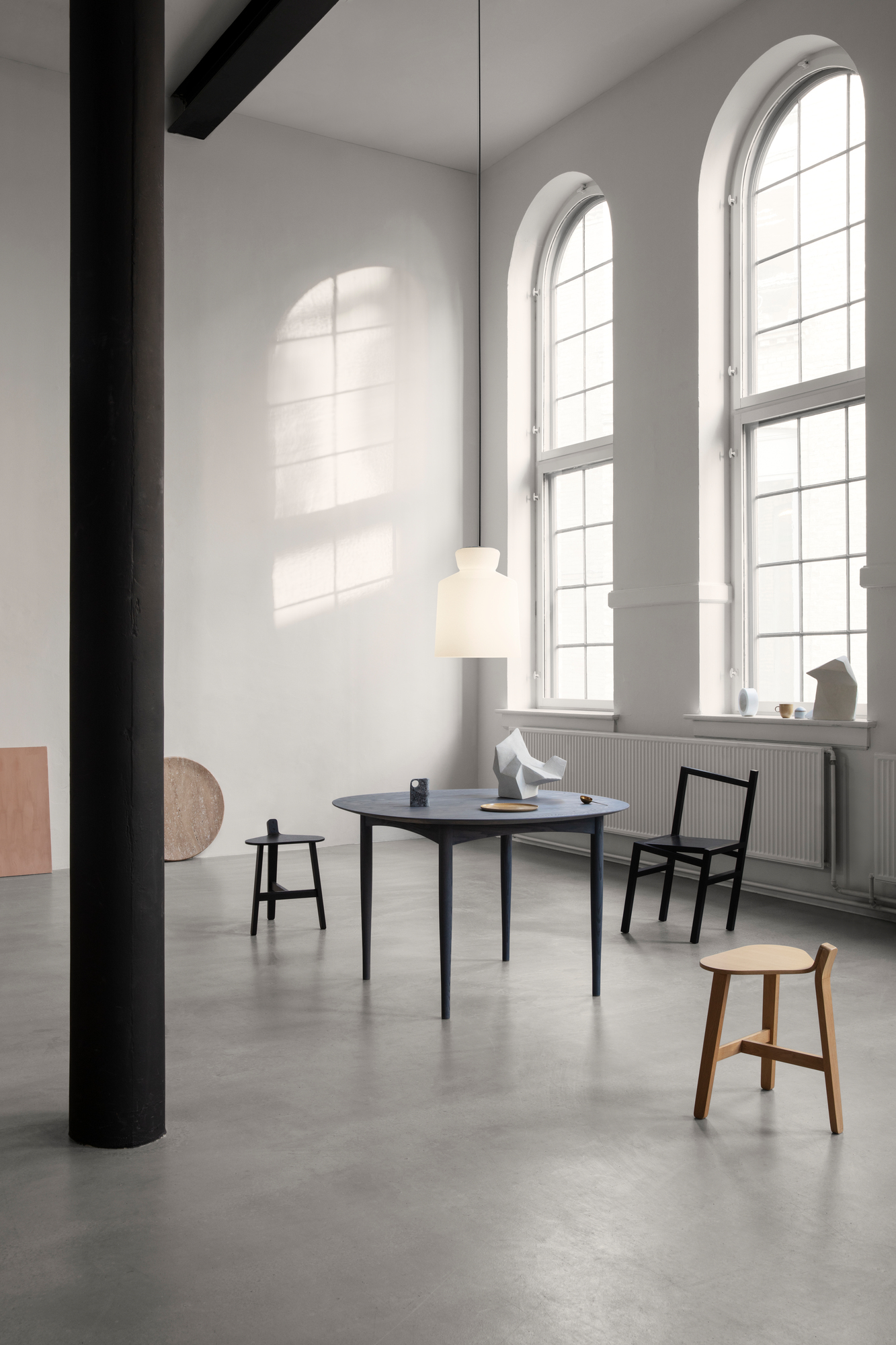 Helle SB Cinquantotto Deckenleuchte von Astep über Esstisch in modernem Raum mit Stühlen.