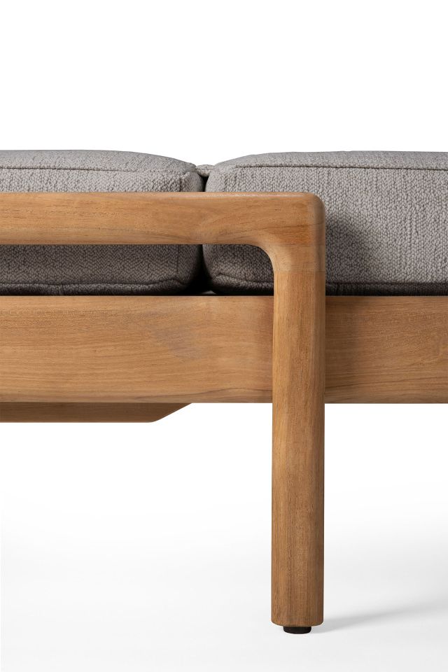 Detailaufnahme: Graue Kissen auf der Jack Outdoor Liege von Ethnicraft mit Holzrahmen. Gartenmöbel für Terrasse.